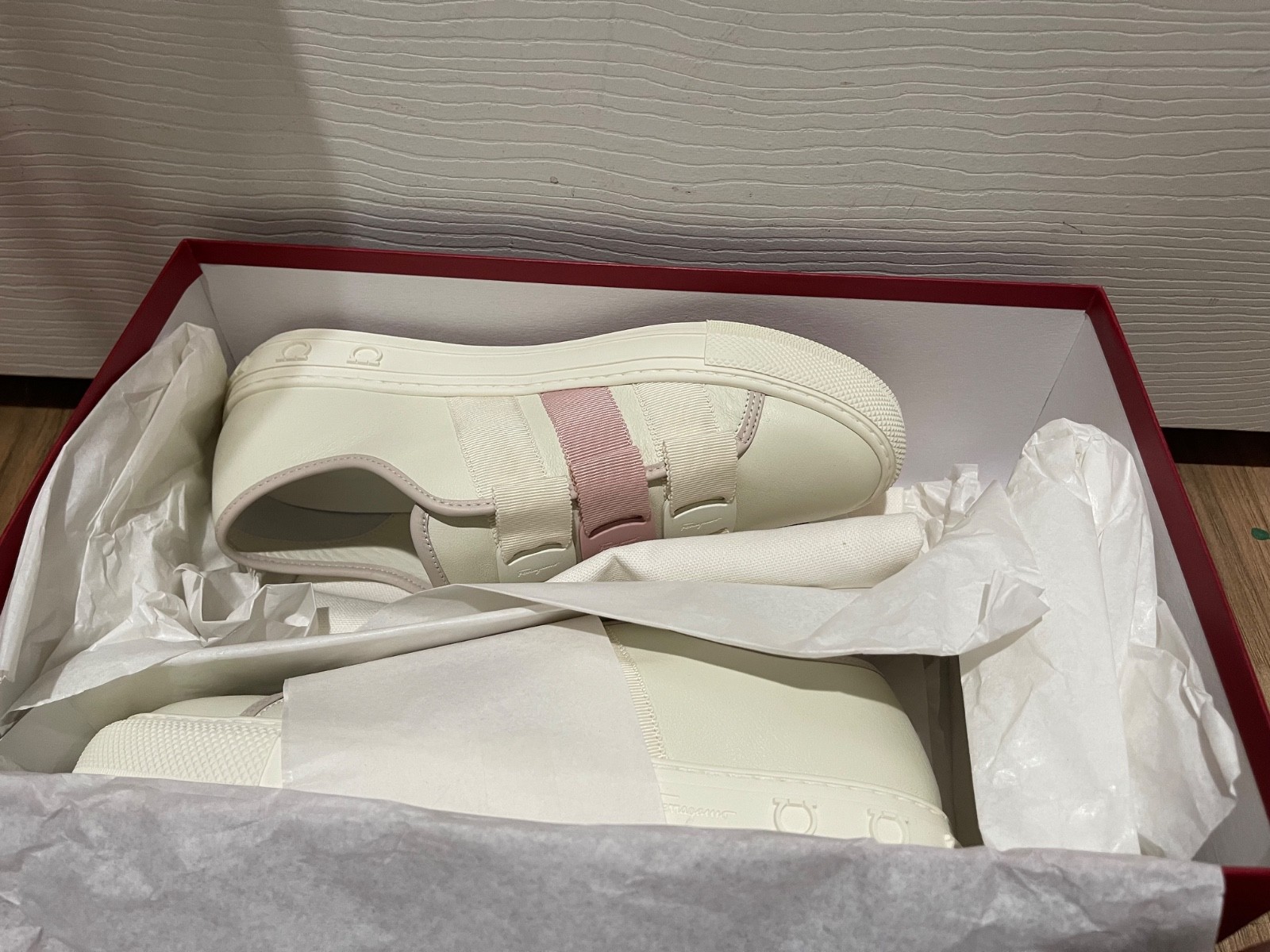 NIB Salvatore Ferragamo Nataly White Sneakers with Pink and White Bows Size 8.5