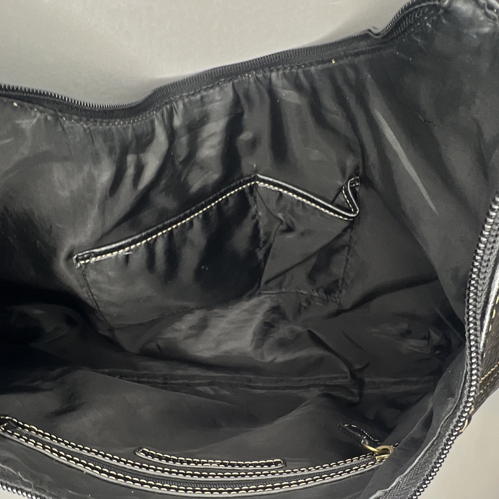 Tommy Hilfiger Black Pebbled Shoulder Bag Zip Tassel Lined Inner Pockets Gold