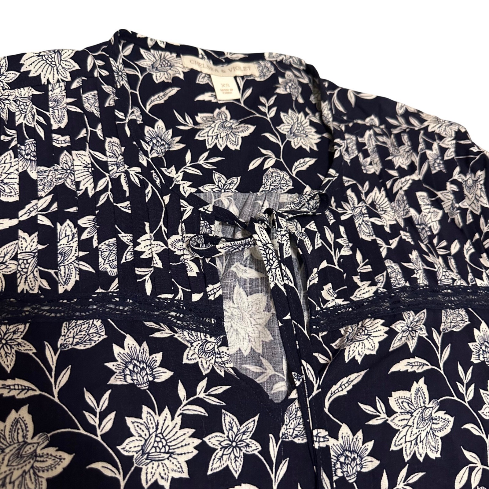 Chelsea & Violet Navy Floral Pintuck Lace Trim Blouse Womens XS Long Sleeve Top