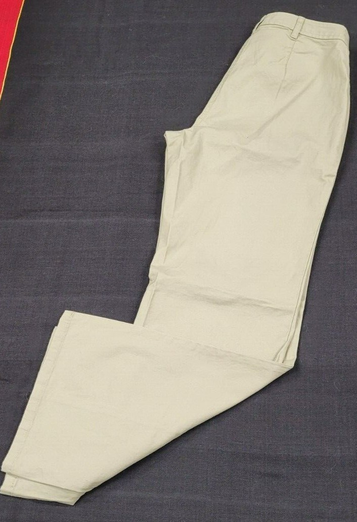 LL Bean Khakis (8 Reg) Tan. 2 Front Pockets. Cotton/Spandex. Great for Work!
