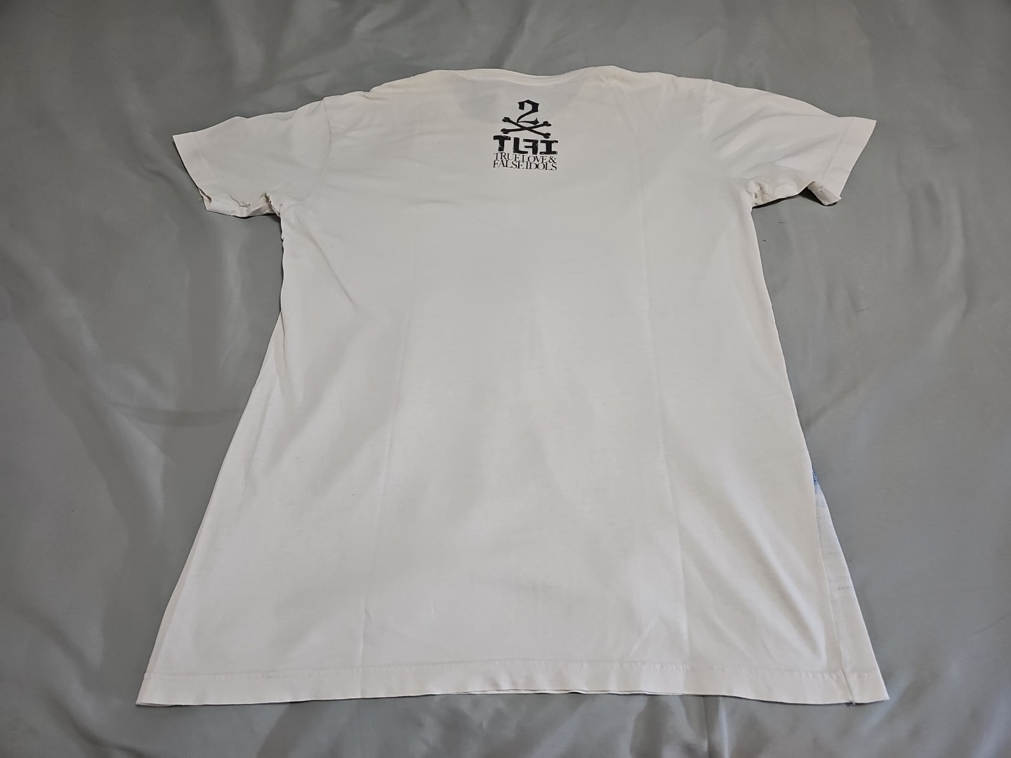 True Love & False Idols Painted Feel Muscular Wave Rider Distressed Tshirt L