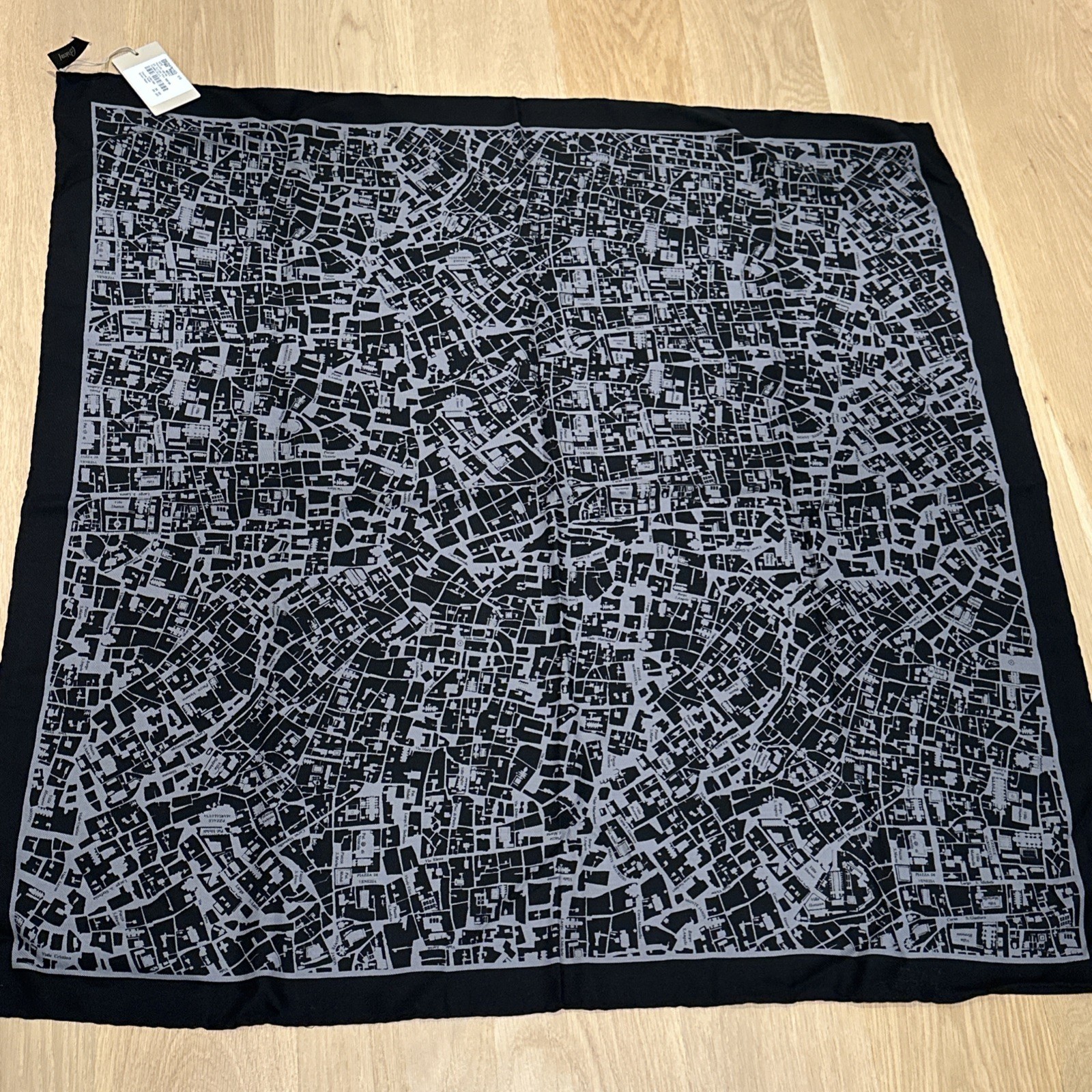 NWT Brioni Scarf/foulard 100×100. Msrp $700