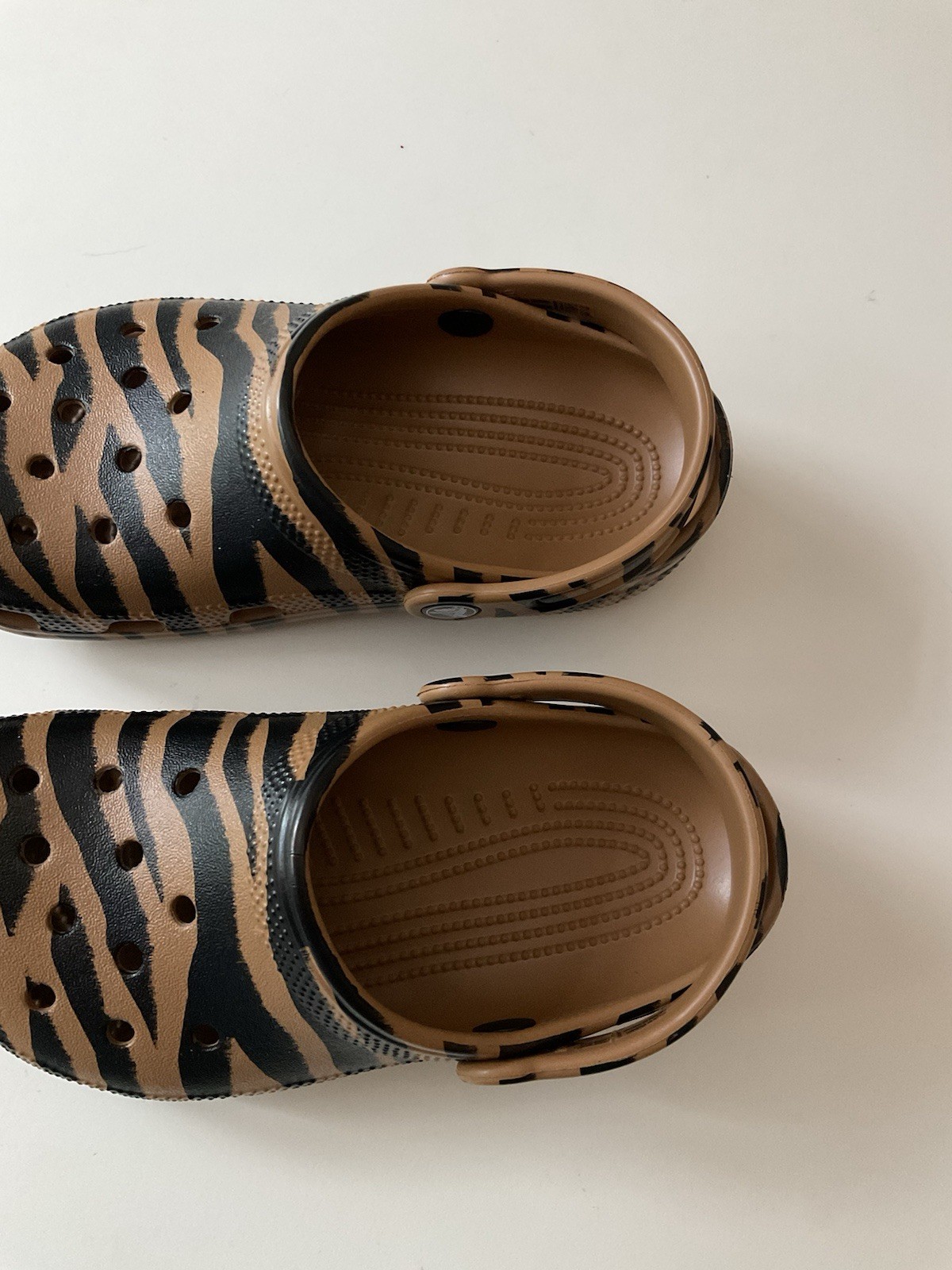 NWOT Crocs Zebra Clogs Sandals Sz M2 W4 M 2 W 4 Brown Black Zebra Print