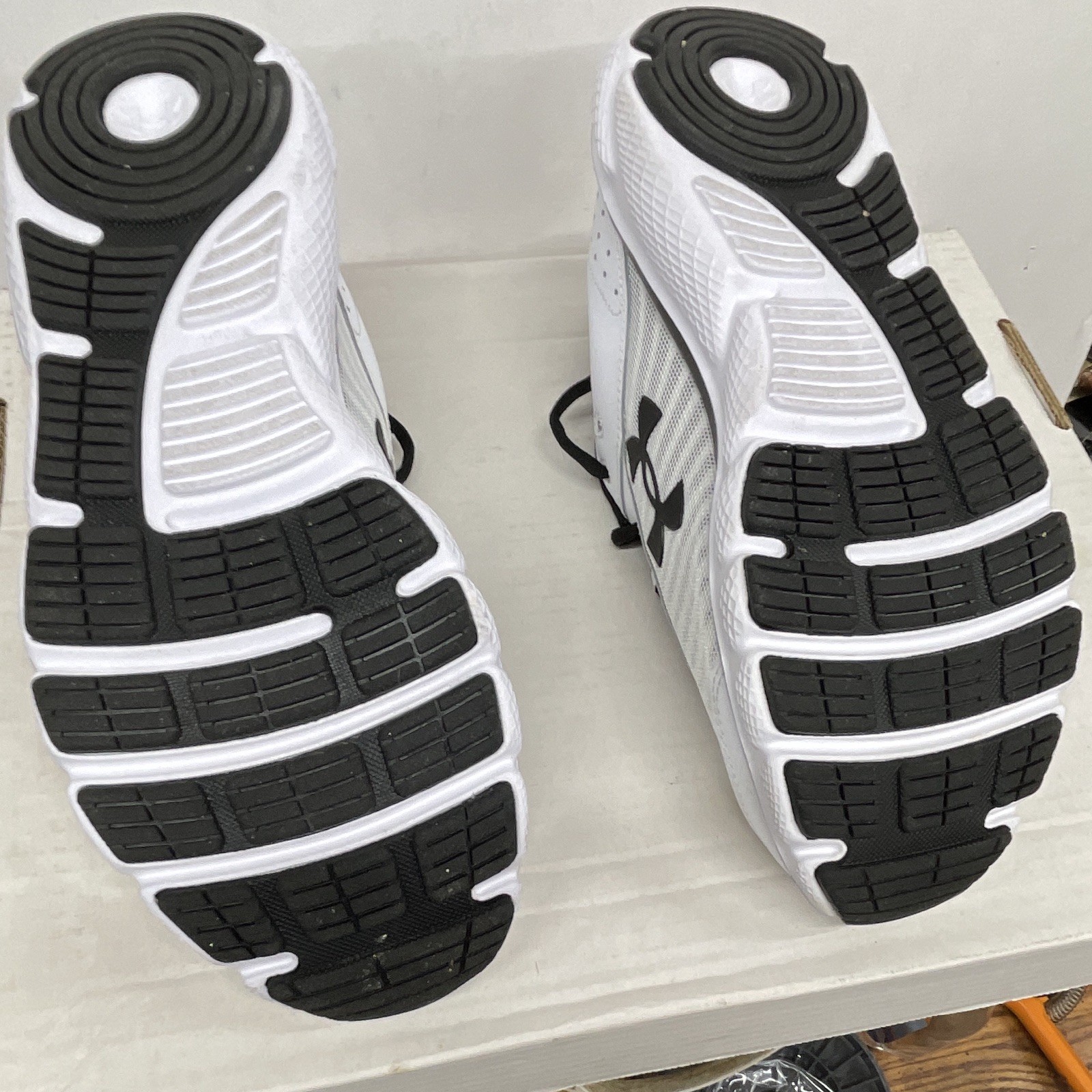 Under Armour Charged Assert Men’s Low Top Mesh Running Sneakers White/Black 8.5