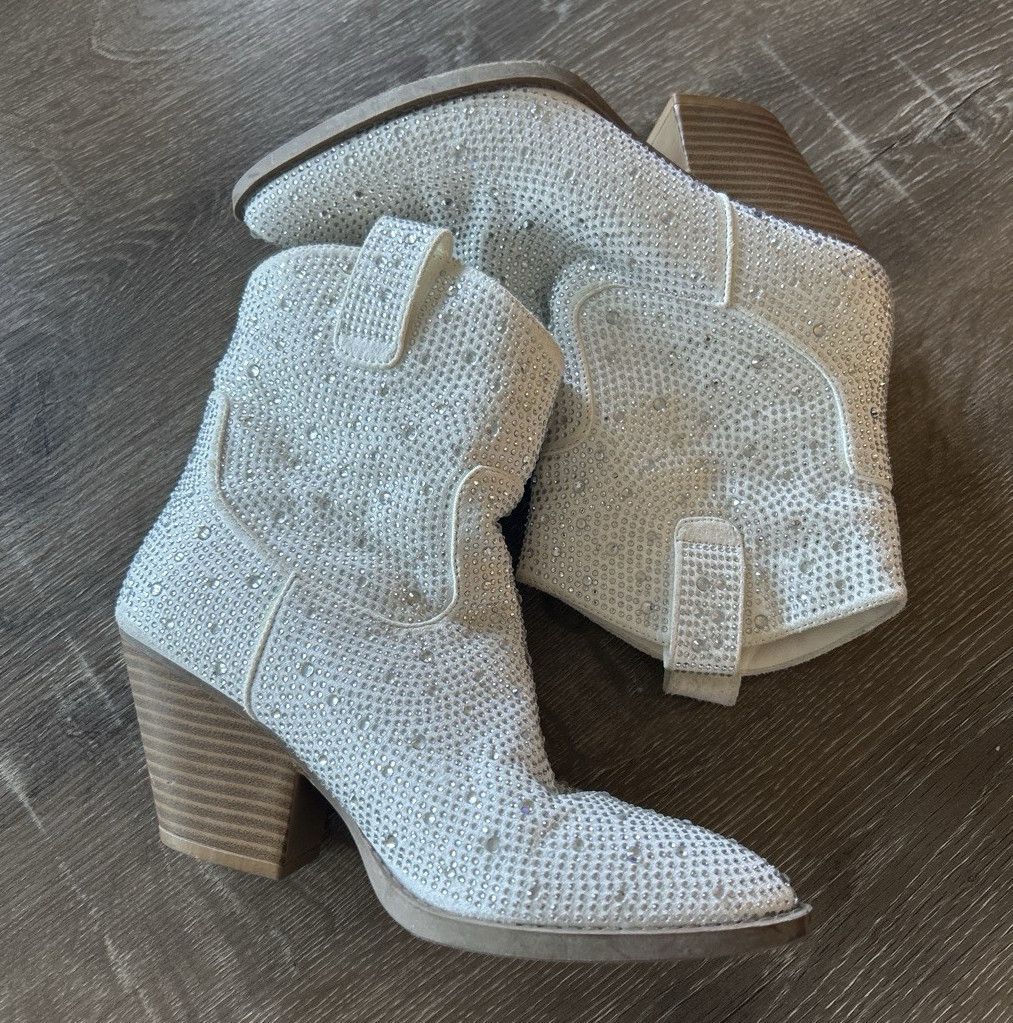 Forever Women’s Silver Faux Leather Western Ankle Boots Pointed Toe Block 7.5