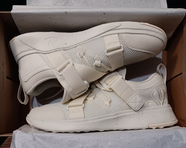 🍃 $140 Retail Super Comfy Men’s Walking Shoes Size 9 WITH BOX 🍂