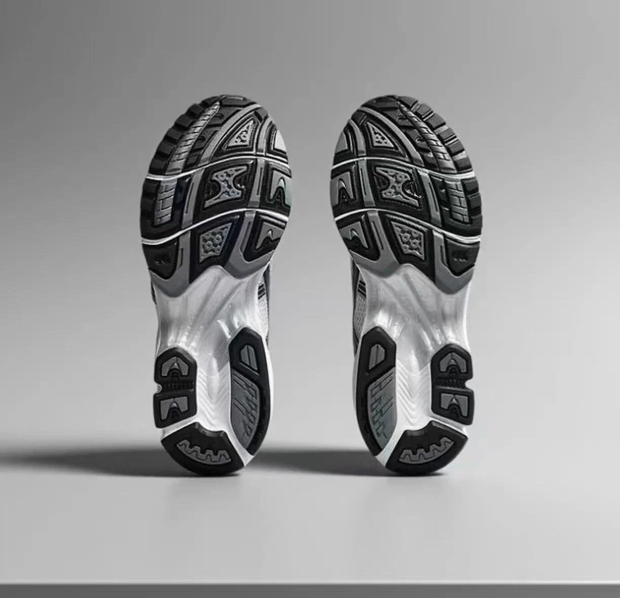 ASICS Gel-Kayano 14 White、Graphite1203A537-110 Men’s|Order a half size larger