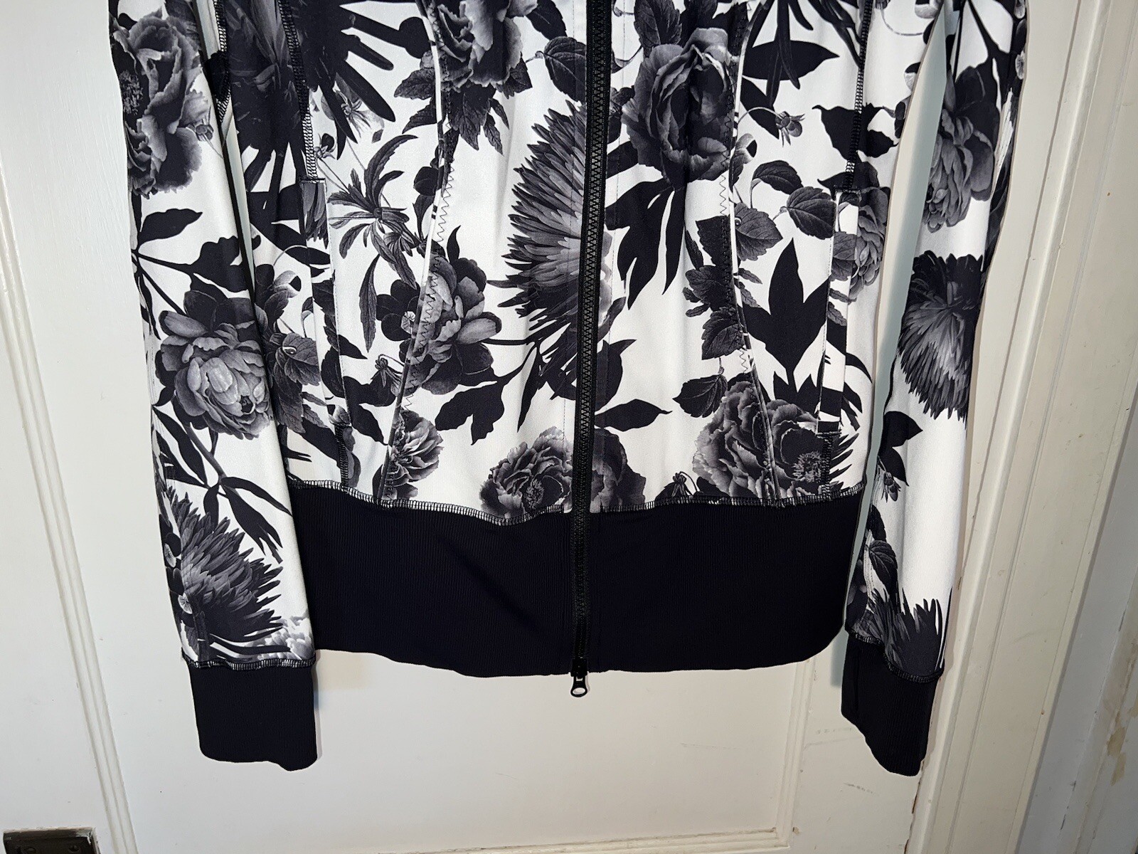 Lululemon asana jacket black white brisk blooms print size 8. d546