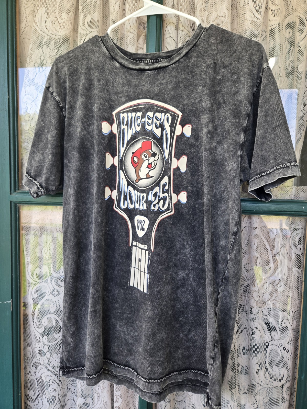 Buc-ee’s Tour 1982-2025 Tour 25 Guitar Graphic Gray Acid Wash Men’s M T-Shirt