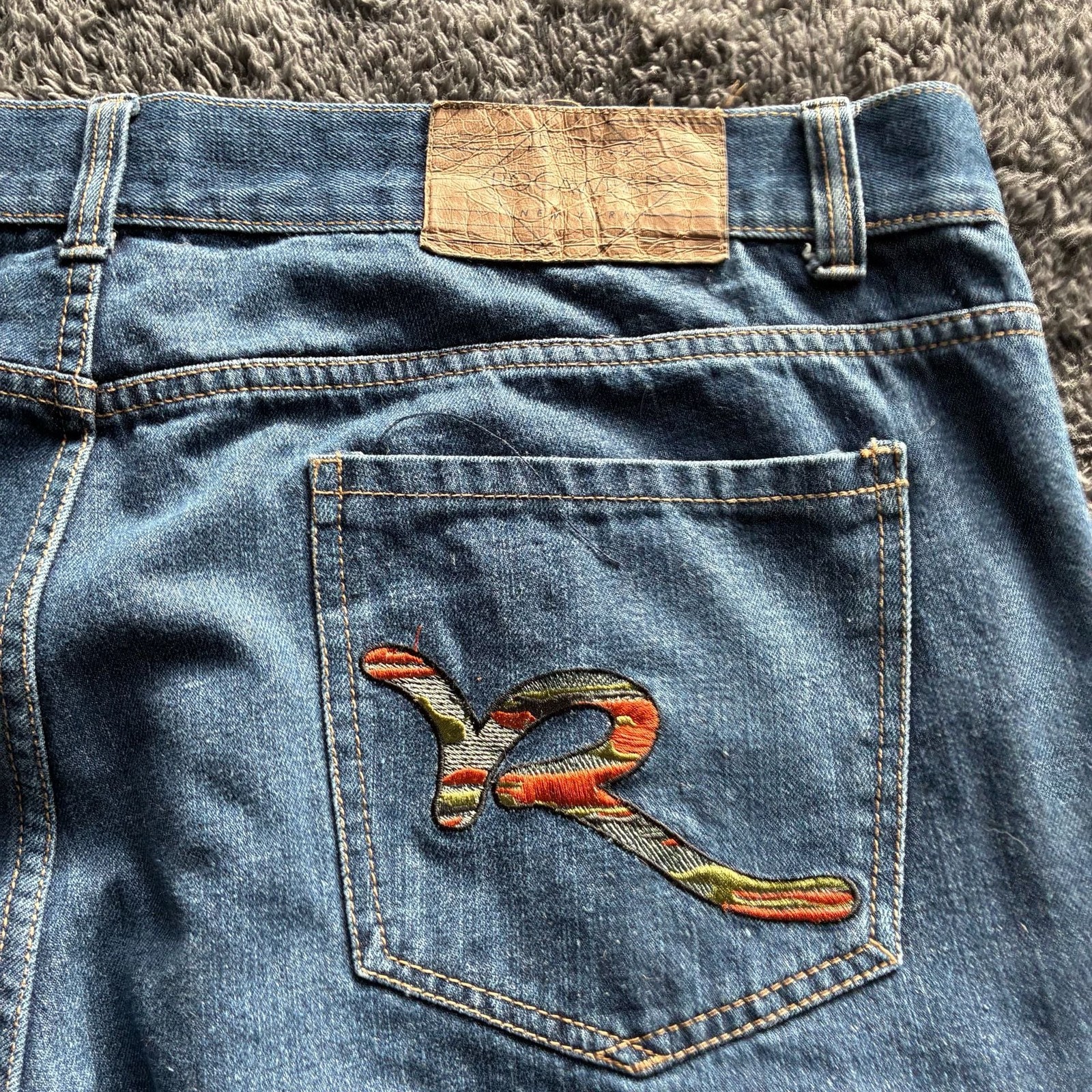Rocawear Classic Fit Men’s Jeans Size 46×32 Embroidered Back Pocket Logos