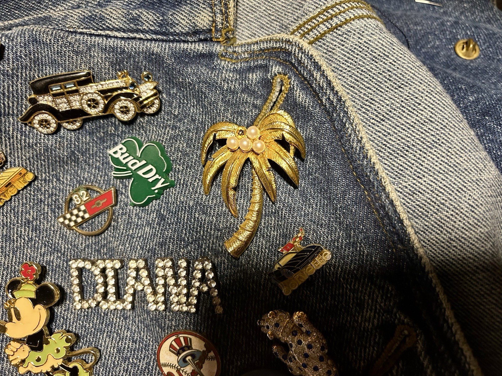 Vintage Kikit Denim Jacket Covered In 116 Vintage Pin & Brooch, See Pictures
