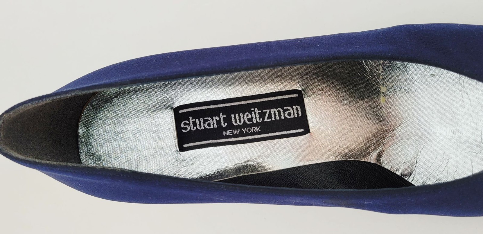In Box! Vintage Stuart Weitzman Ladies Navy Peau de Soie Mid Heel pumps, Sz 9B/M