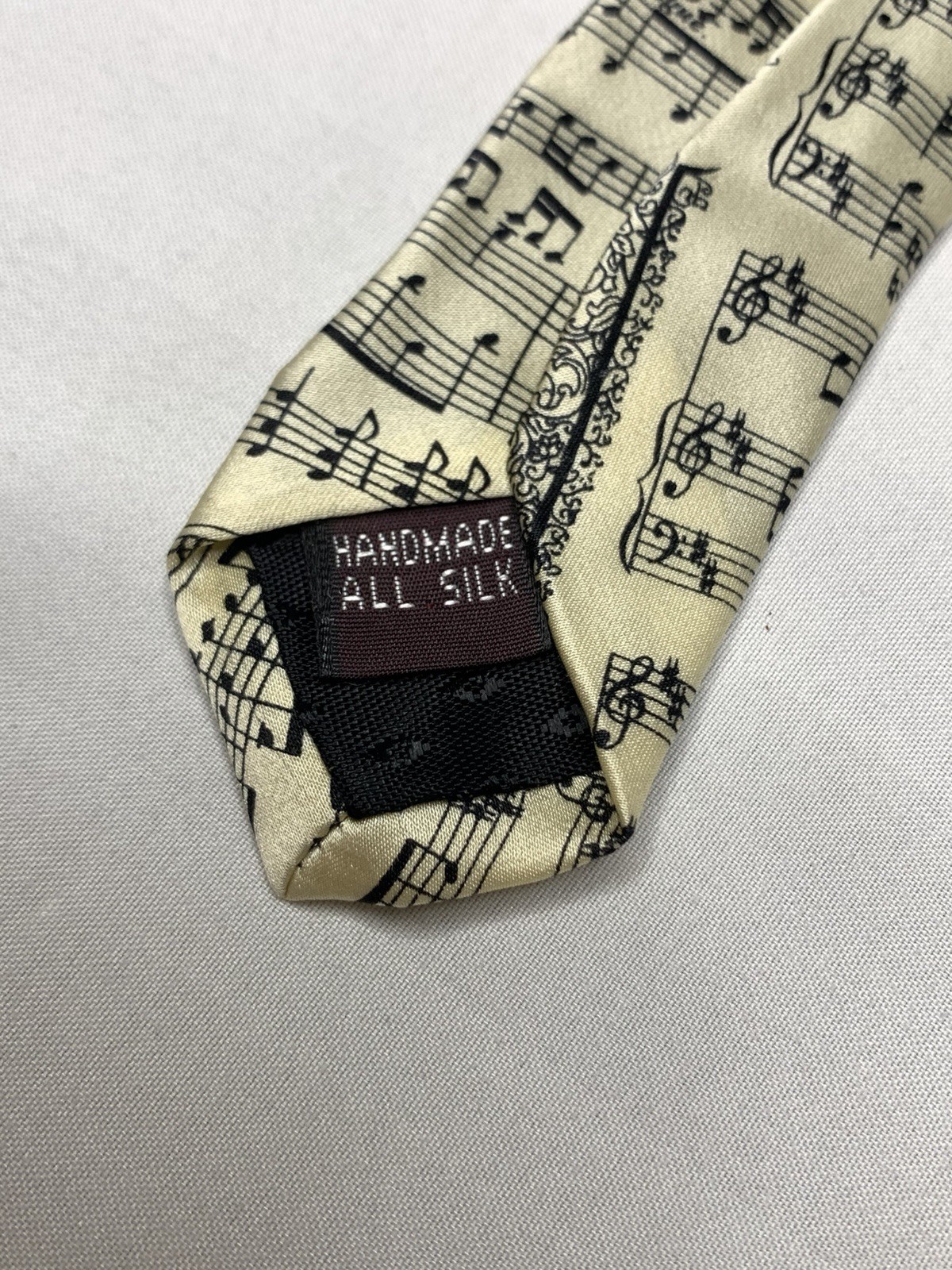 Vintage Museum Artifacts 100% Silk Hand Made Neck Tie P118