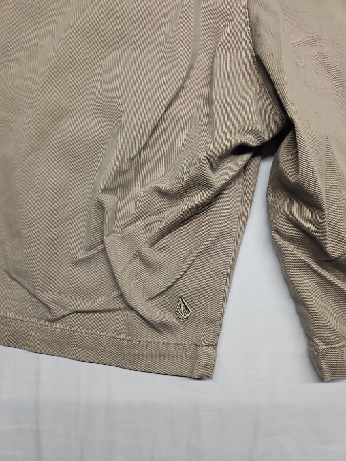 Volcom True To This Men’s Size 36 Khaki Chino 10″ Inseam Logo Shorts