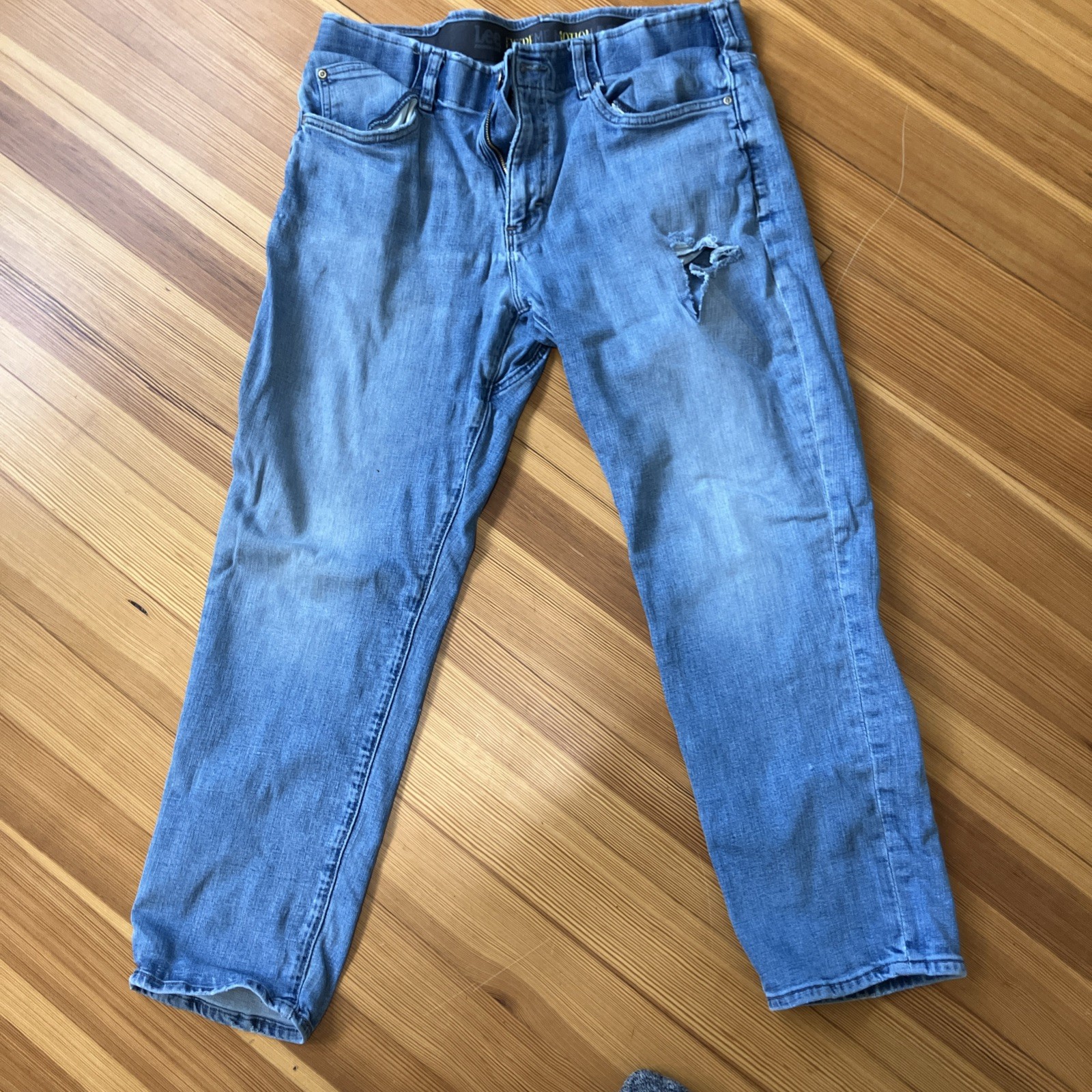 Men’s Lee Extreme Motion Straight Leg Jeans- 36 x 29 Torn and Worn