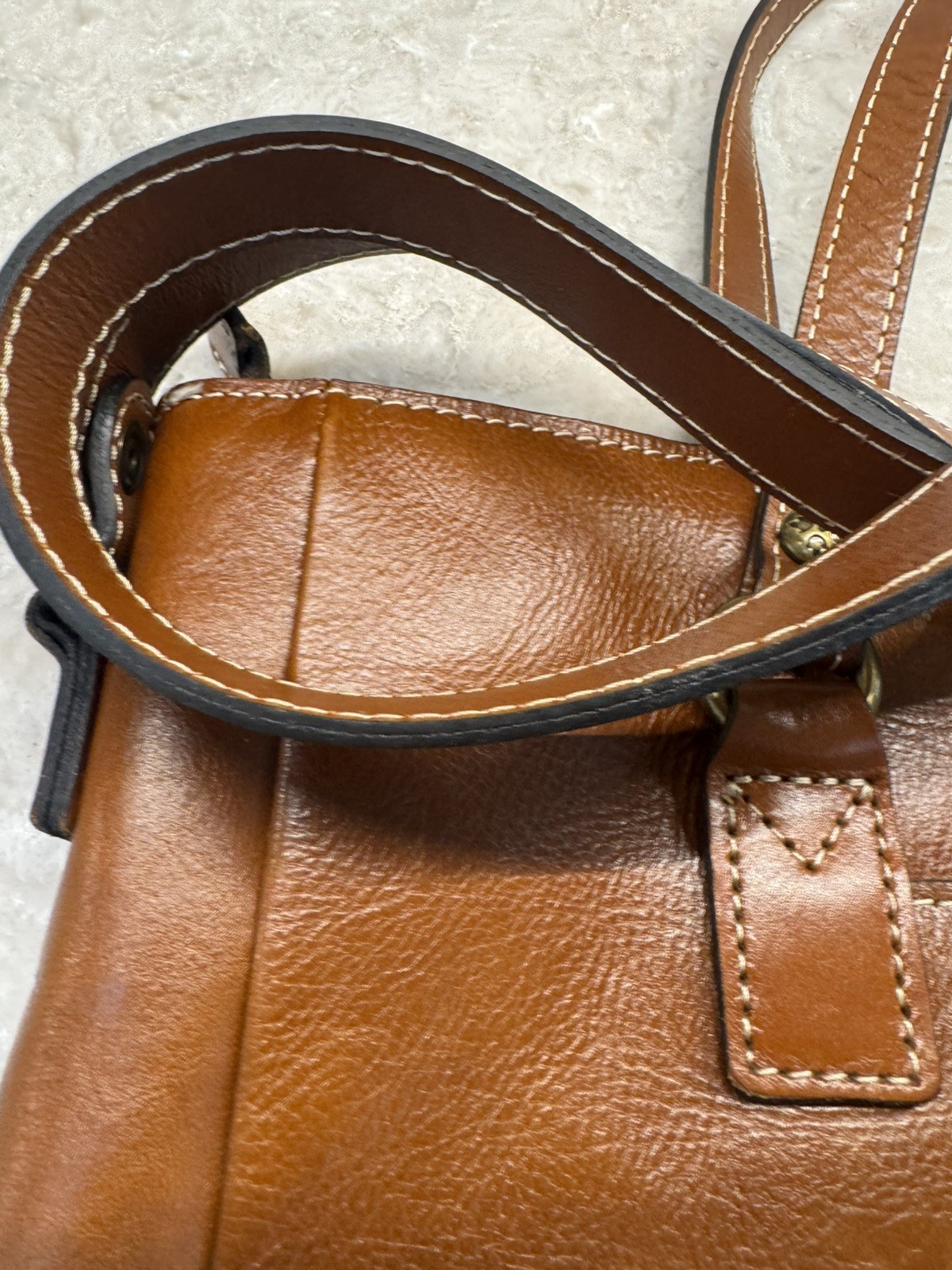 Patricia Nash Leather Tote Clean! Zip closure. Crossbody strap.