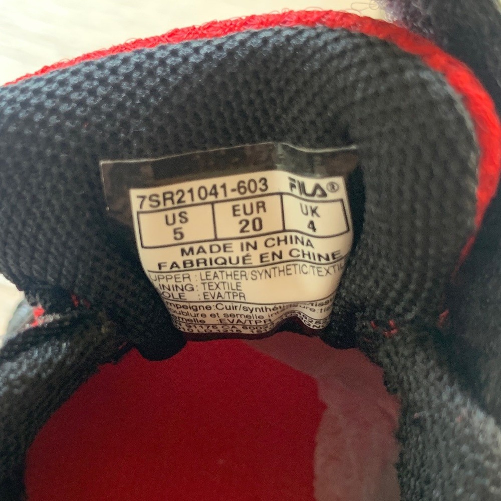 FILA USA Volcanic 5 Sneaker (Toddler Size 5)
