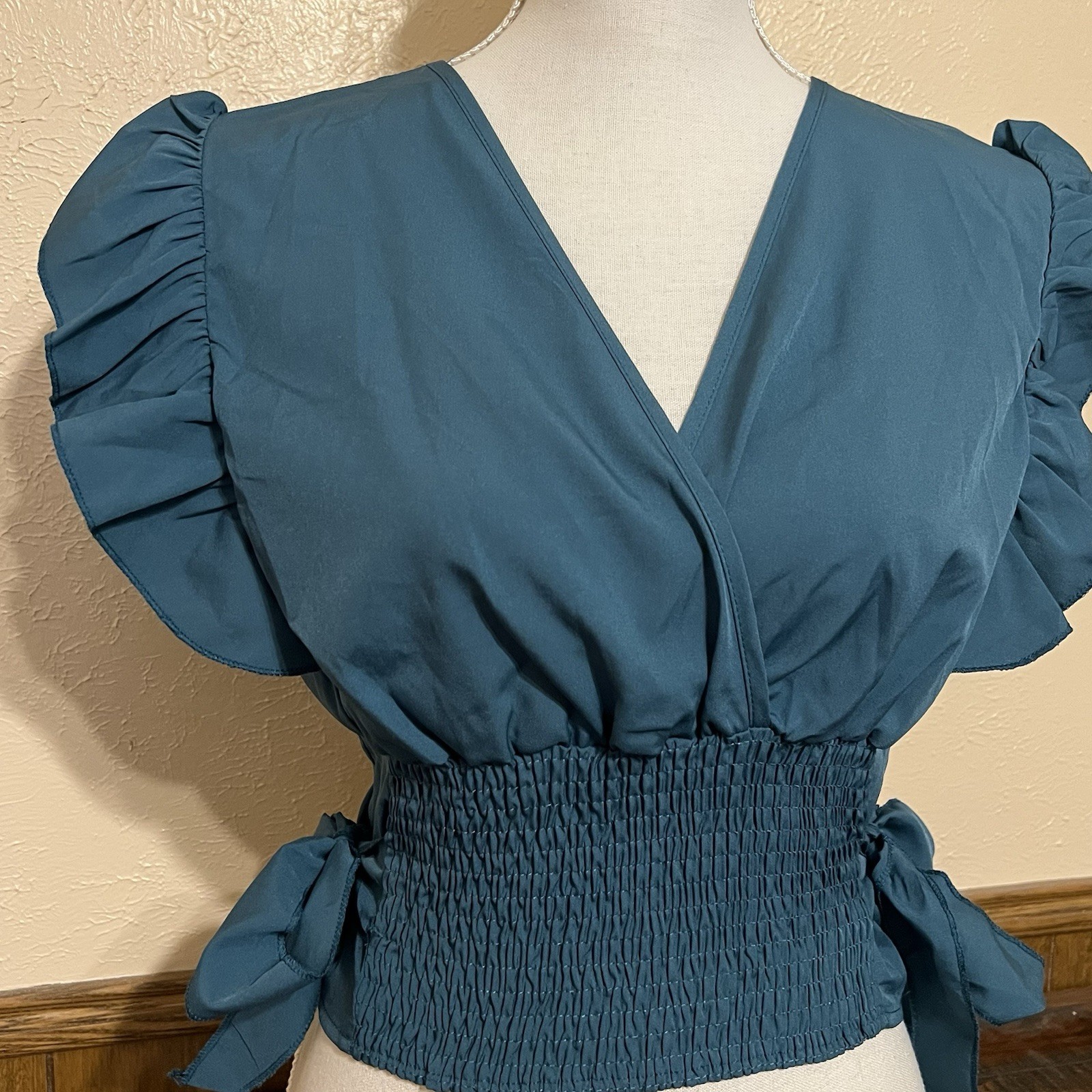 LYANER Teal V-Neck Crop Blouse Ruffle Sleeves Side Tie Detail – Size S Small