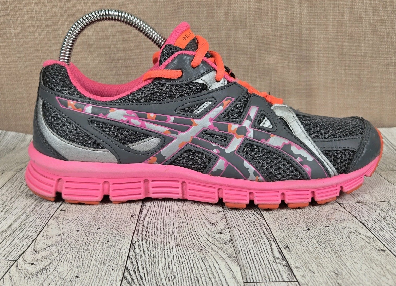 Asics Womens Gel Extreme 33 Gray Pink Camo Running Shoes Sneakers Size 6.5 EUC
