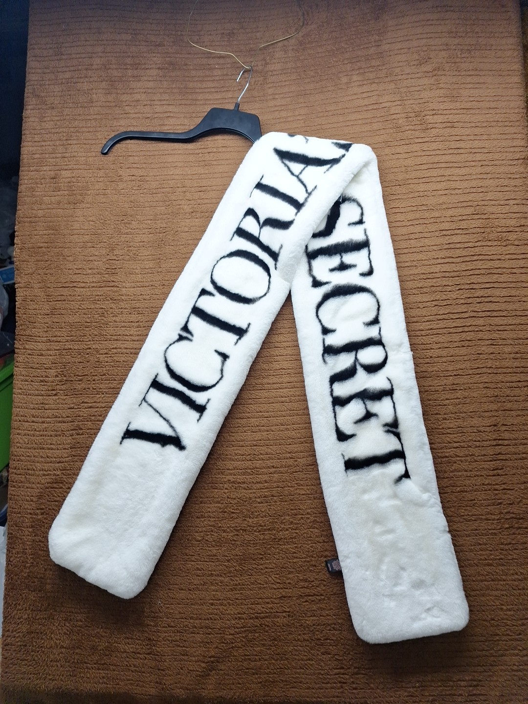 VICTORIA”S SECRET FAUX FUR SCARF WHITE / BLACK LOGO 70″ L x 7″H AUTHENTIC