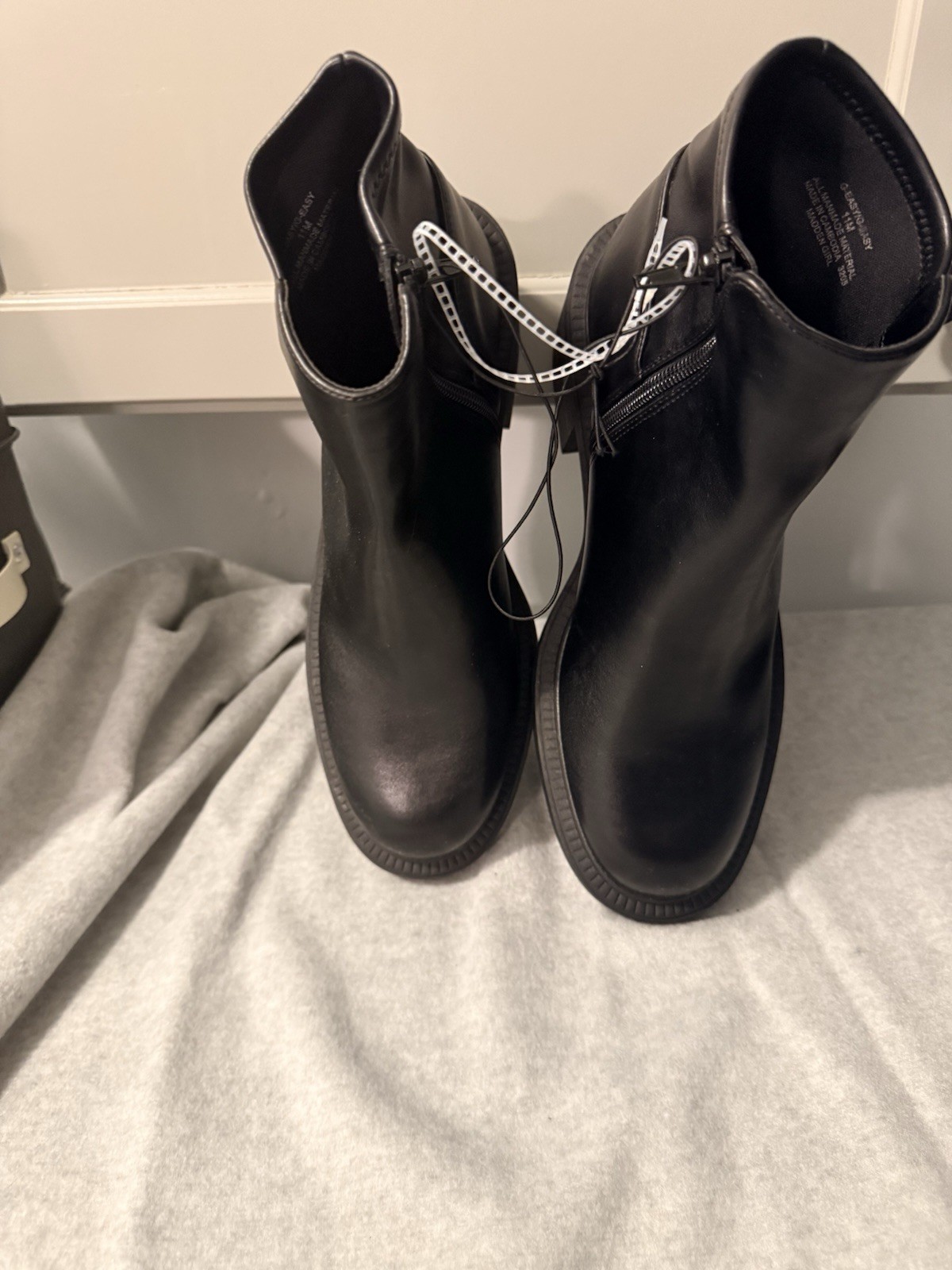 Steve Madden Women’s Chelsea Boots with Block Heal In Black Size 11.6 M US NWT