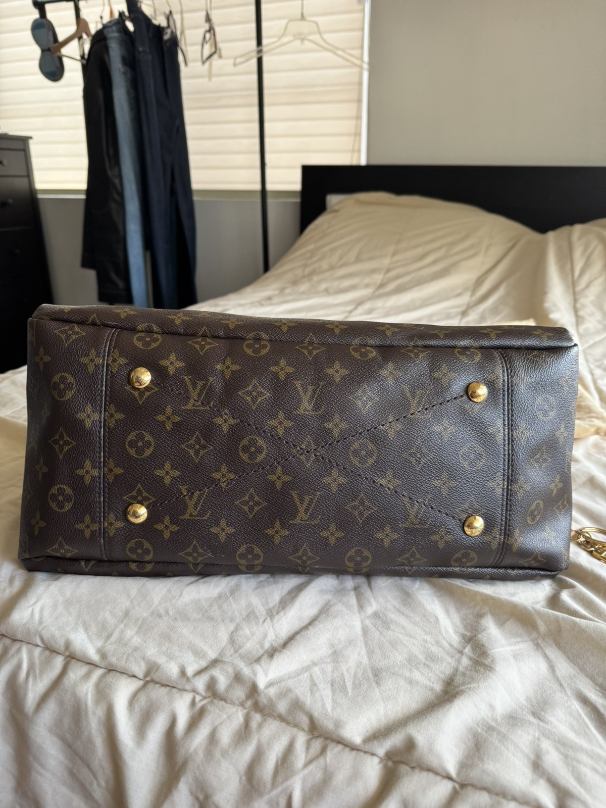 Louis Vuitton Artsy MM Hobo Bag