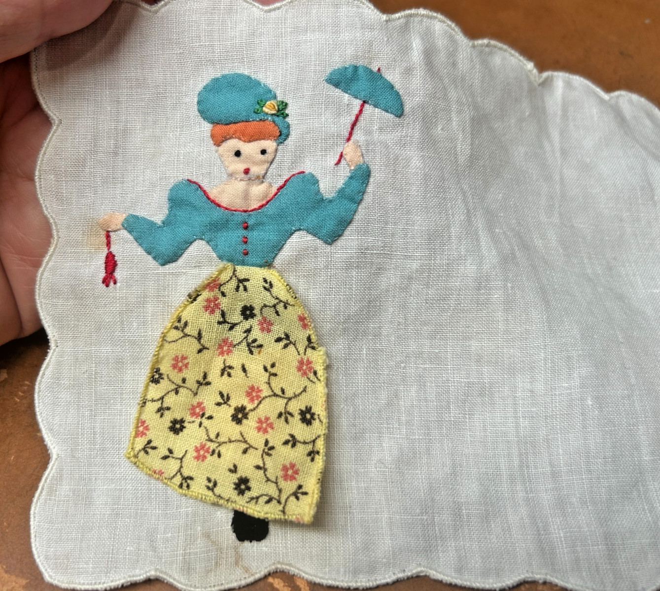 doily hankie embroidered l940s layered batiste 3.75×6.75