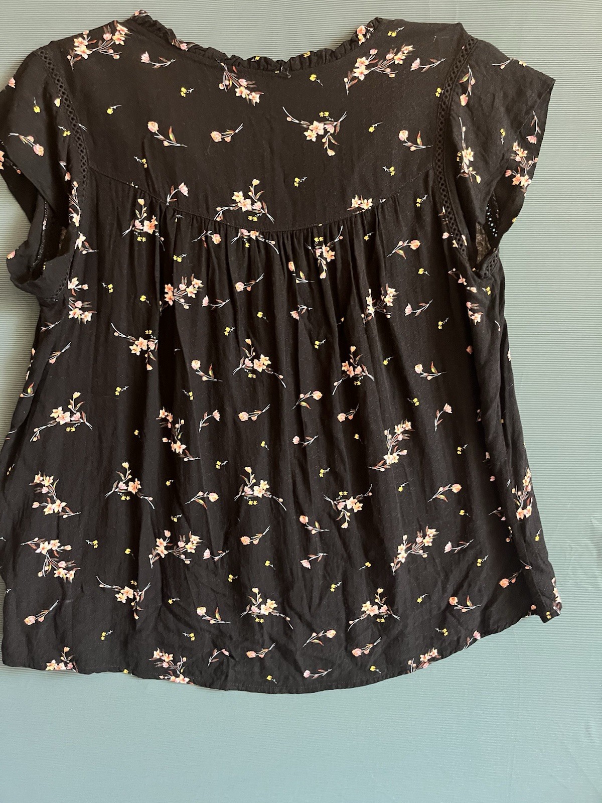 Buffalo David Bitton Women’s L Regular Black Floral V-Neck Cap Sleeve Blouse