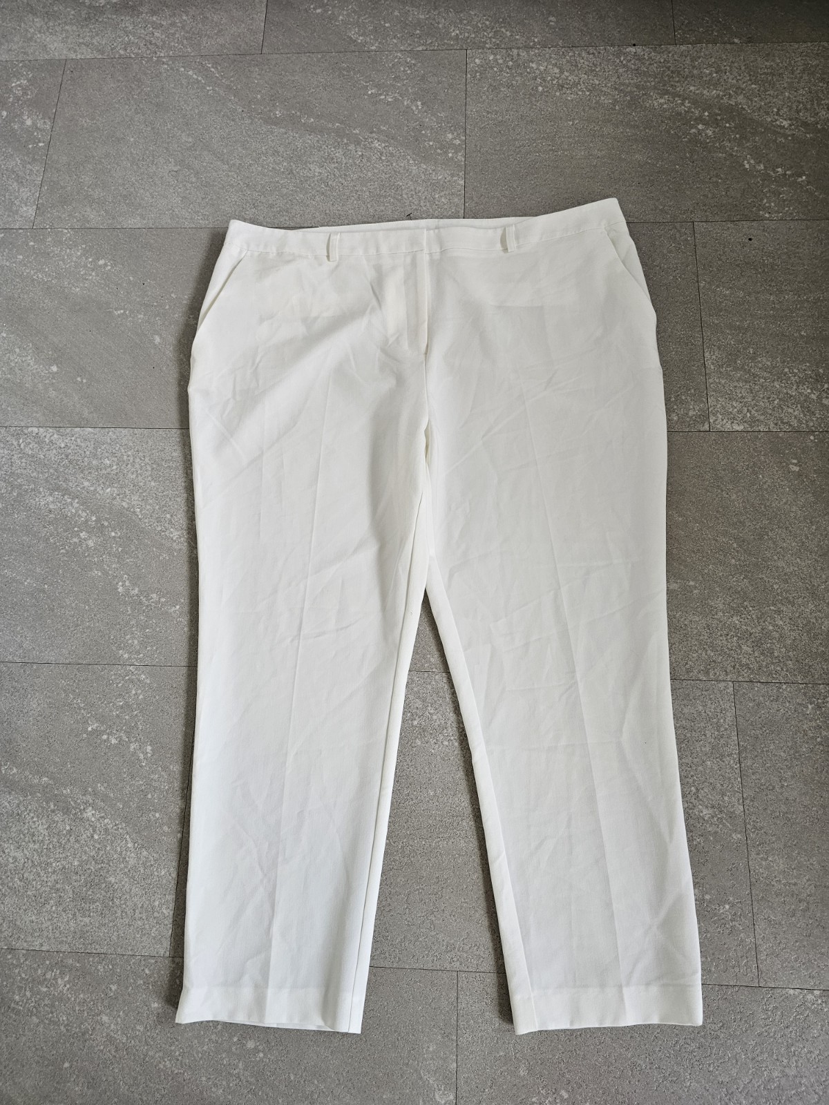 Roman, woman’s ivory cropped,summer,holiday, casual trousers size 20. NWOT