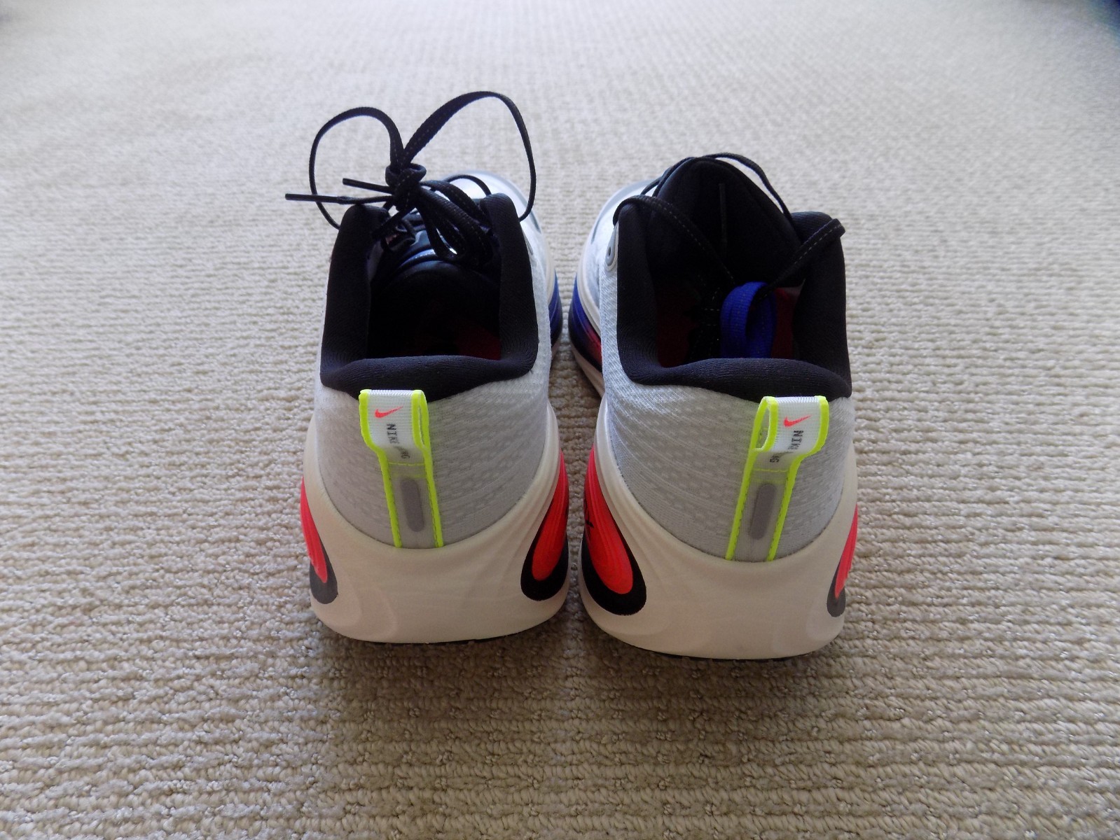NEW MENS 9 9.5 10 NIKE VOMERO PLUS ROAD RUNNING SHOES WHITE BLACK BLUE IR2984