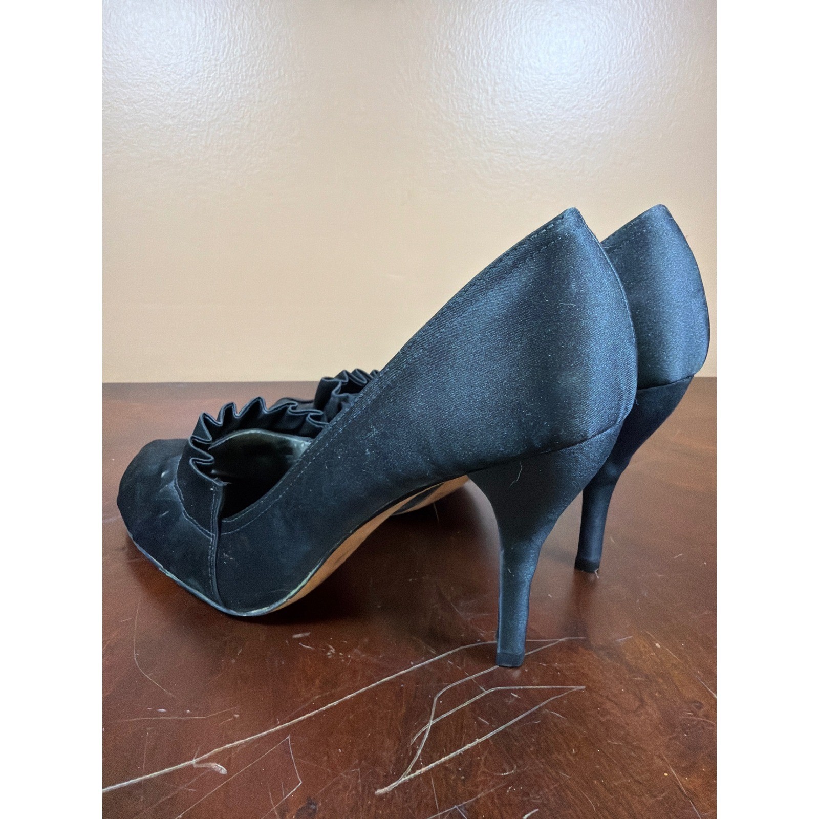 Jessica Bennett Black Satin Ruffle Pleated Pumps Heels Vero Cuoio Sole Size 8M