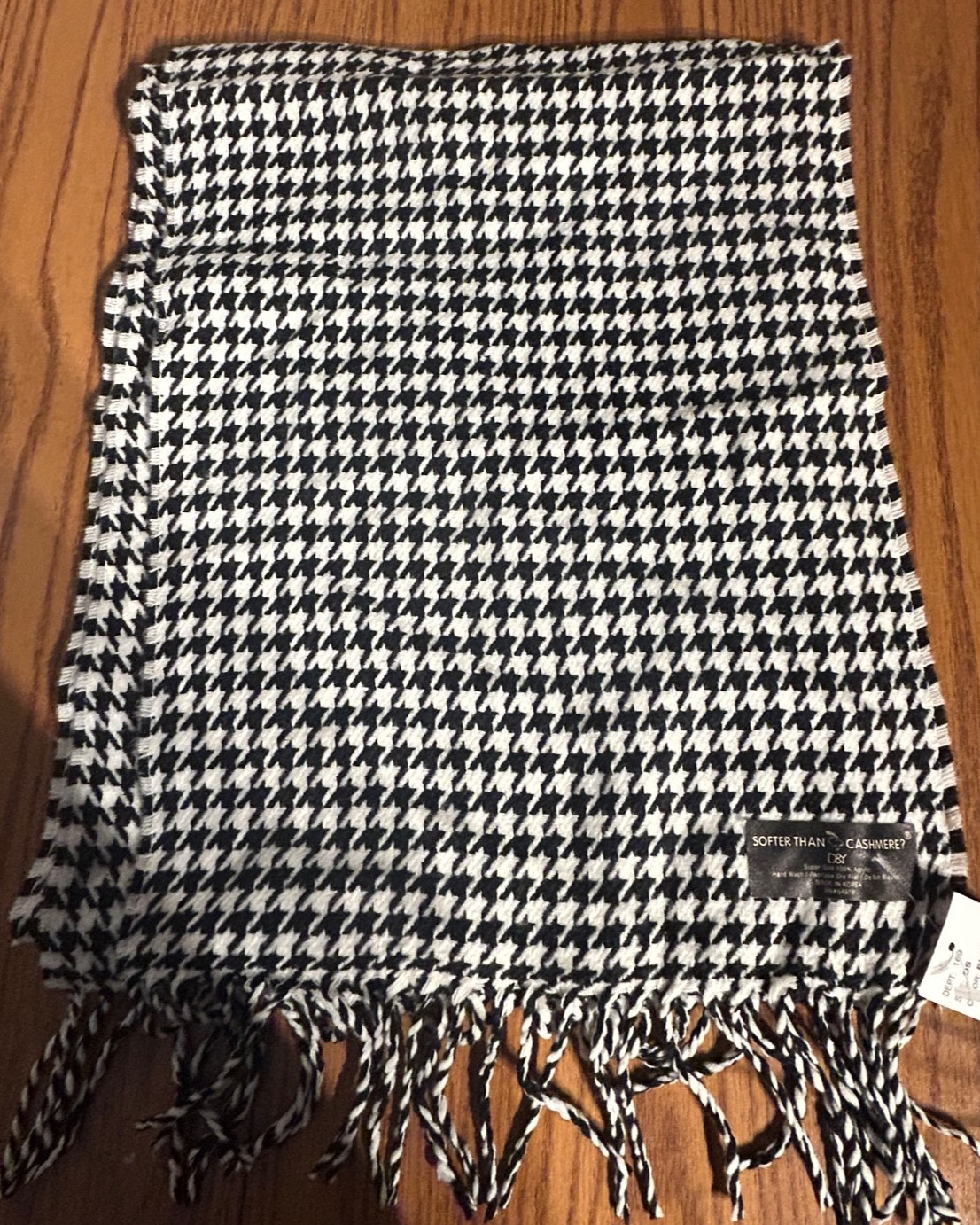 D&Y “Softer Than Cashmere?” houndstooth 100% acrylic scarf NWT 64inches long