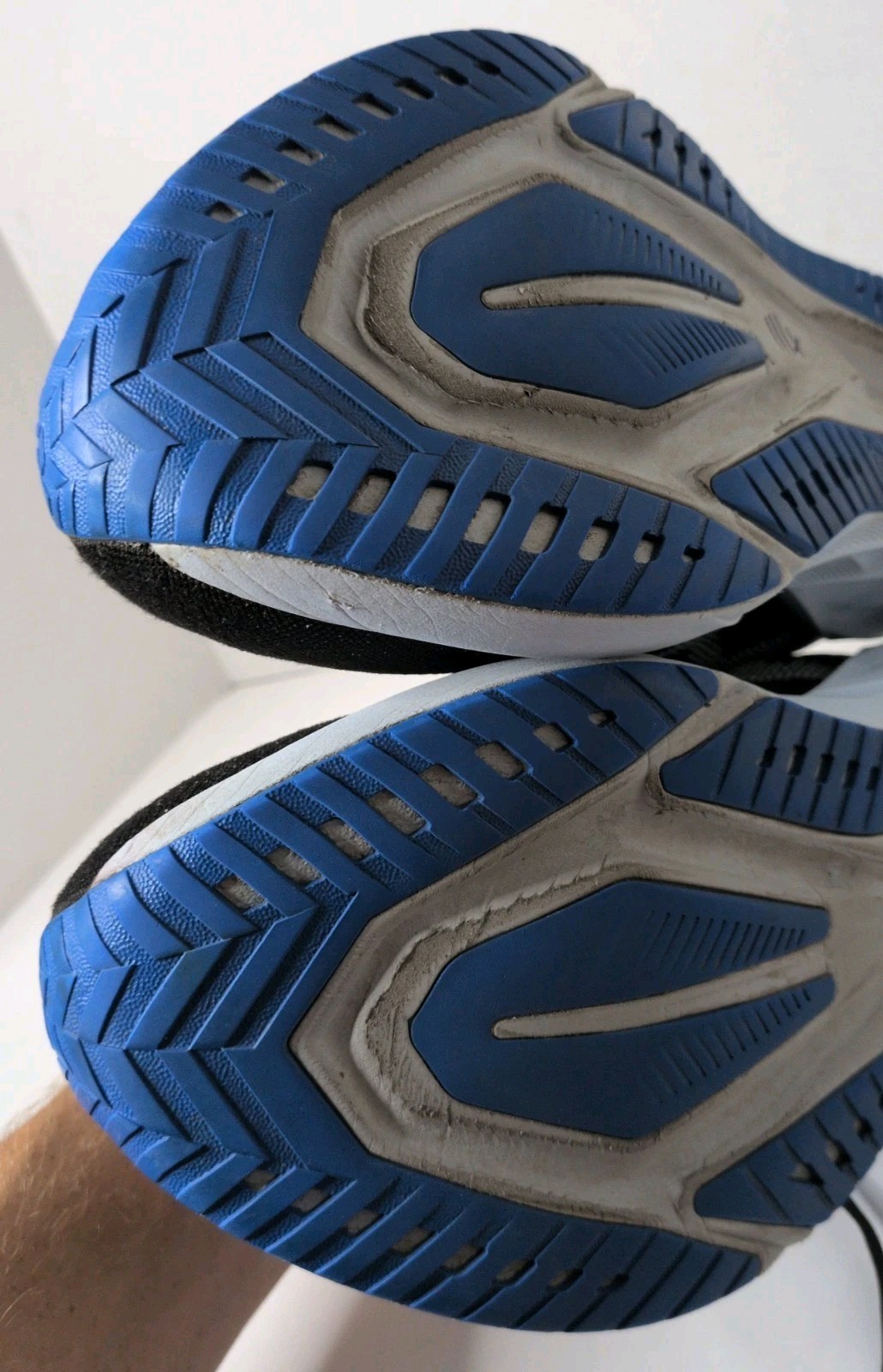 Asics Men’s Novablast 5 Running Shoe Black White Blue Sneaker Sz 11