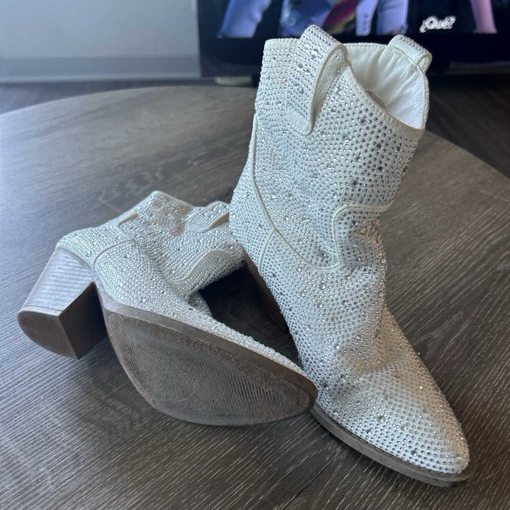 Forever Women’s Silver Faux Leather Western Ankle Boots Pointed Toe Block 7.5