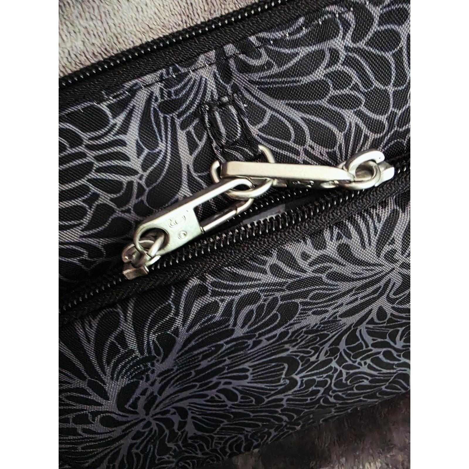 New Baggallini RFID Locking Zipper Floral Travel Crossbody Messenger Bag
