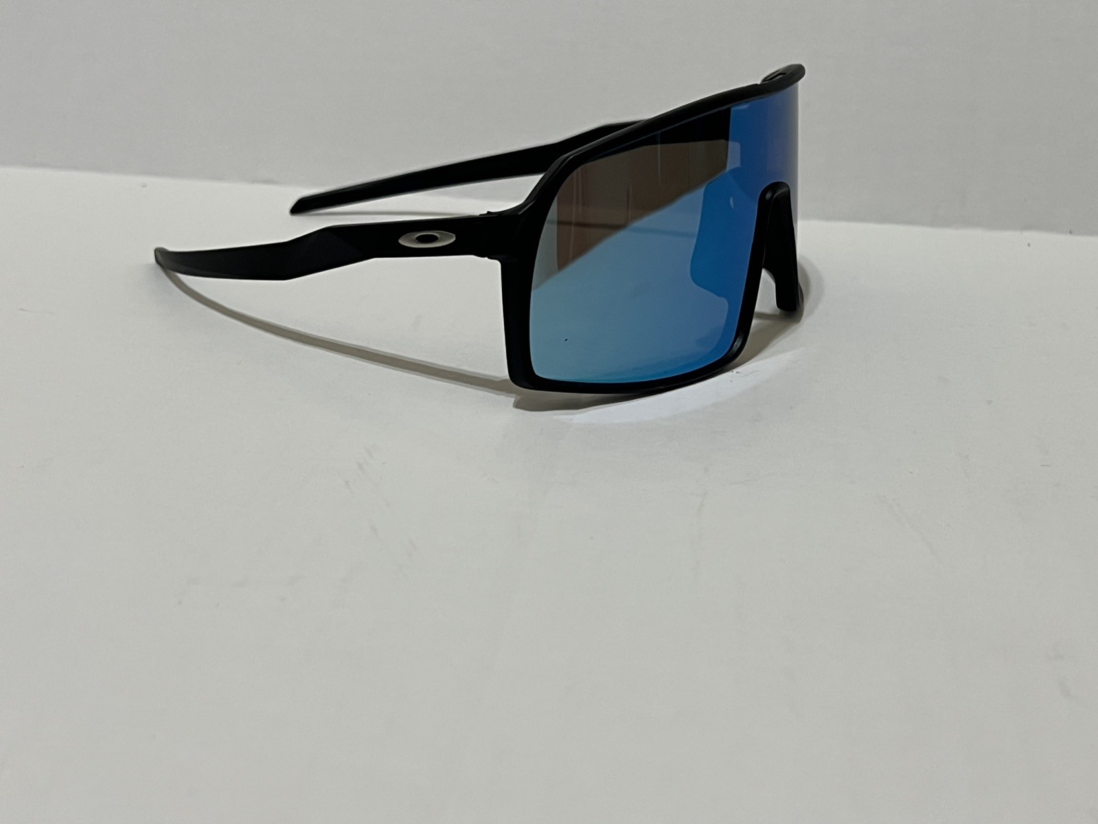 NEW OAKLEY OO9406 Sutro Rectangular Sunglasses Black frame – Blue Prizm lens