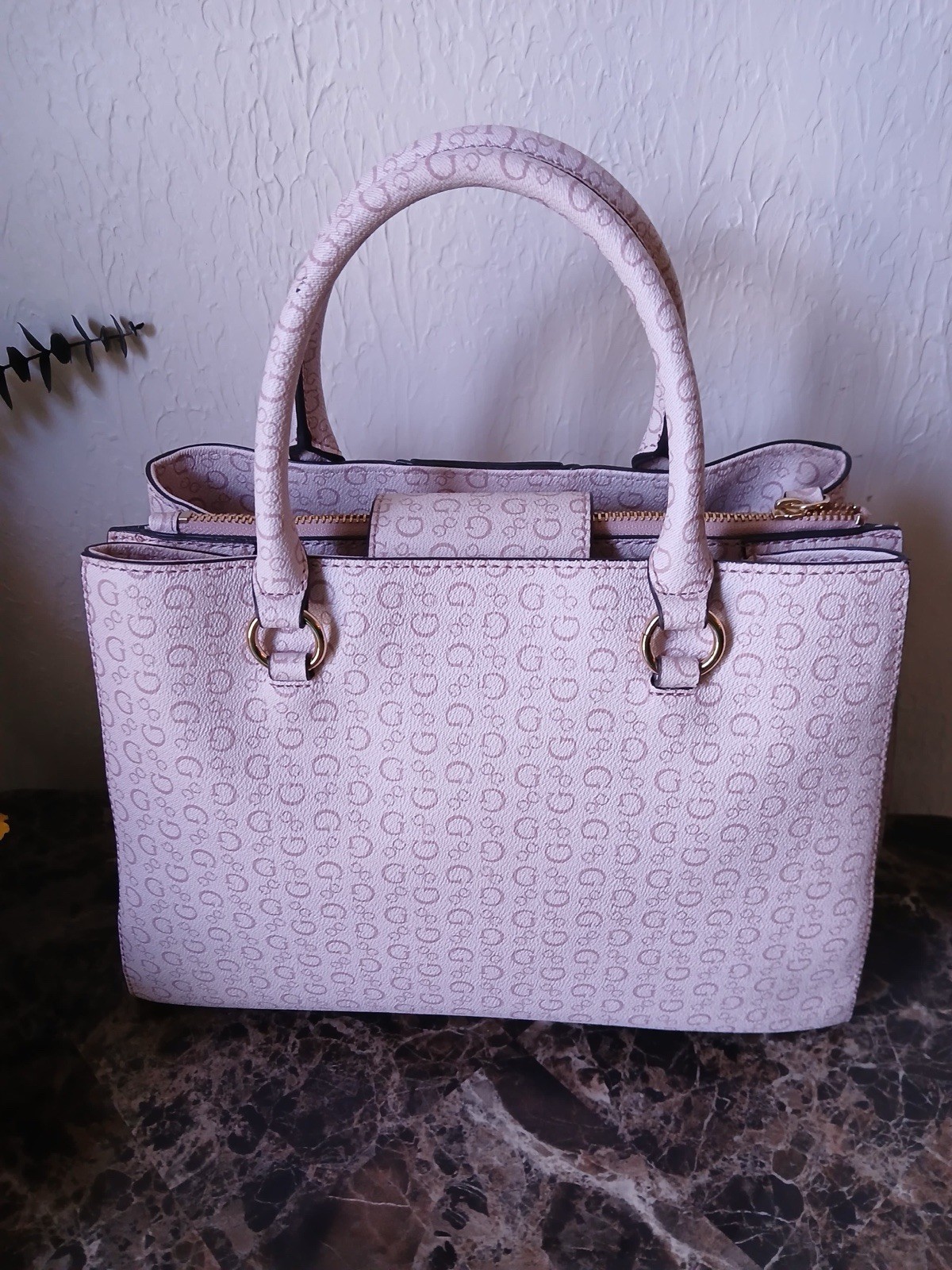 GUESS Medium