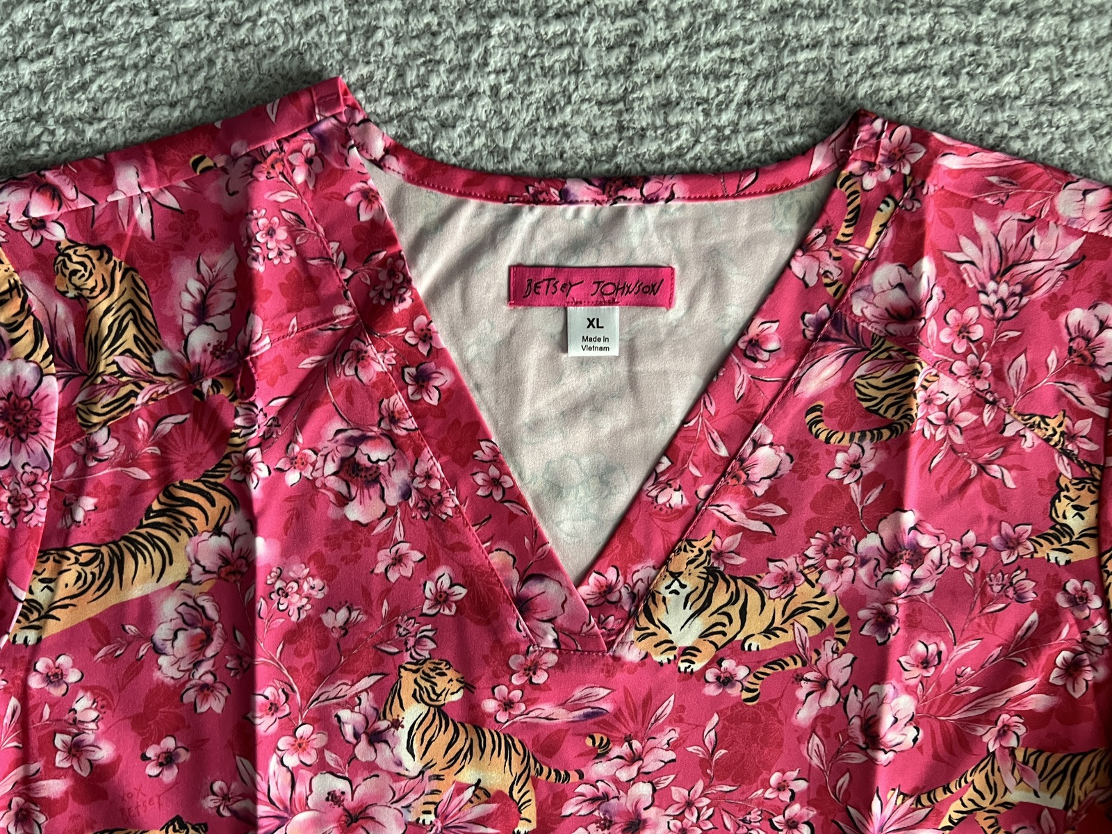 Koi Betsey Johnson Scrub Top Women’s XL Pink Tiger Babe Floral Nursing Medical