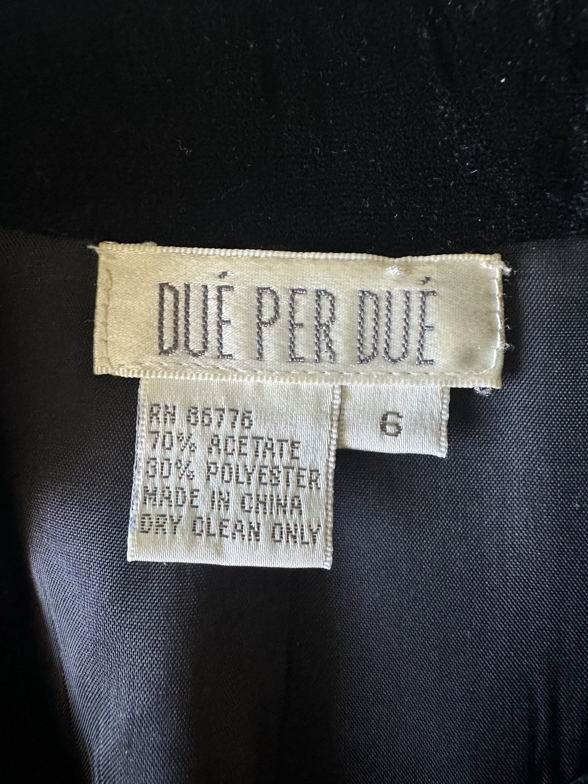 Due Per Due Women’s Black Blazer Velvet Collar Button Front Pockets Lined 6
