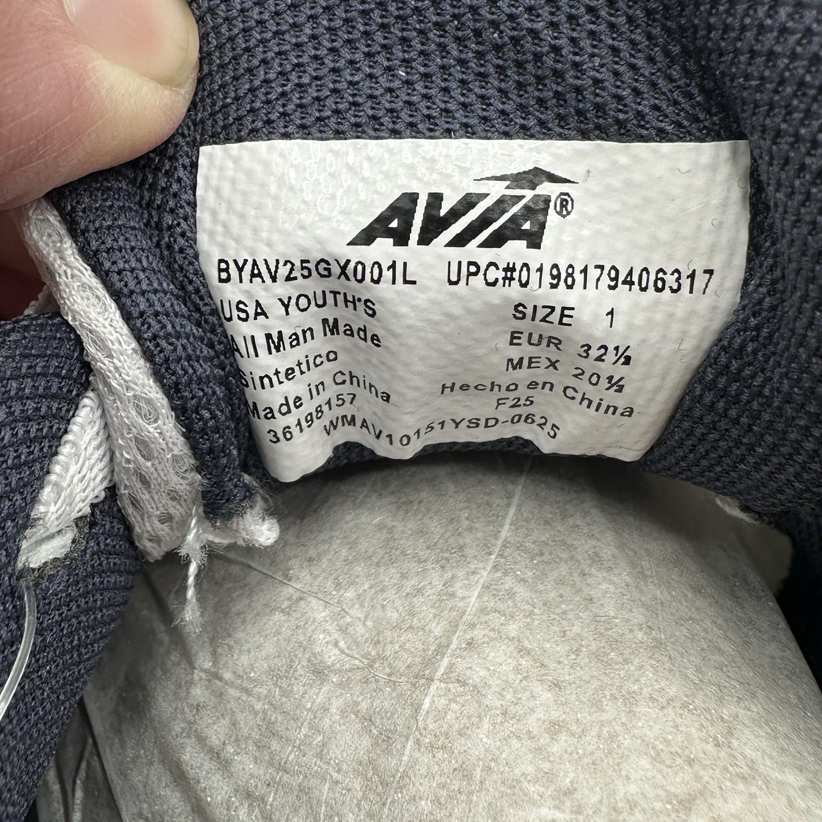 Avia 5000 Sneakers Youth Size 1 Performance Walking Sneakers. Silver/White.