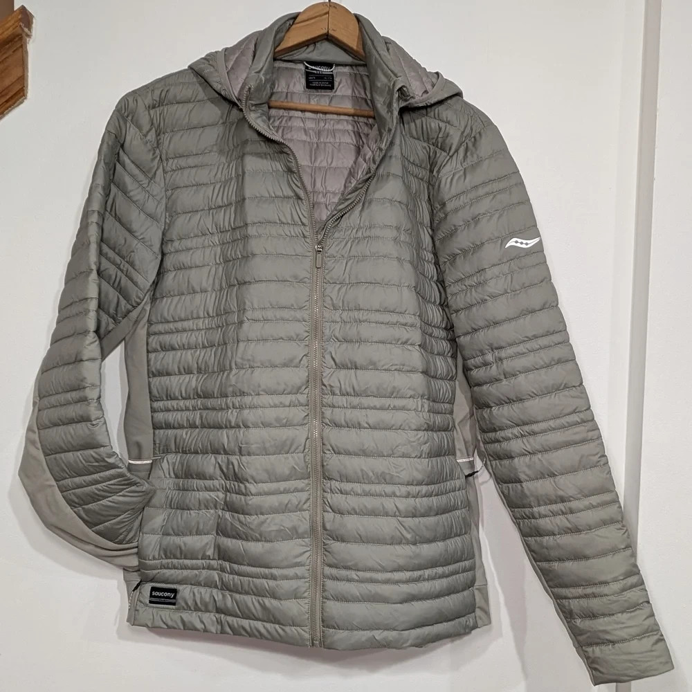 NWOT Saucony Men’s XL Hurricane Insulated Taupe Puffer Zip Up Jacket Hooded
