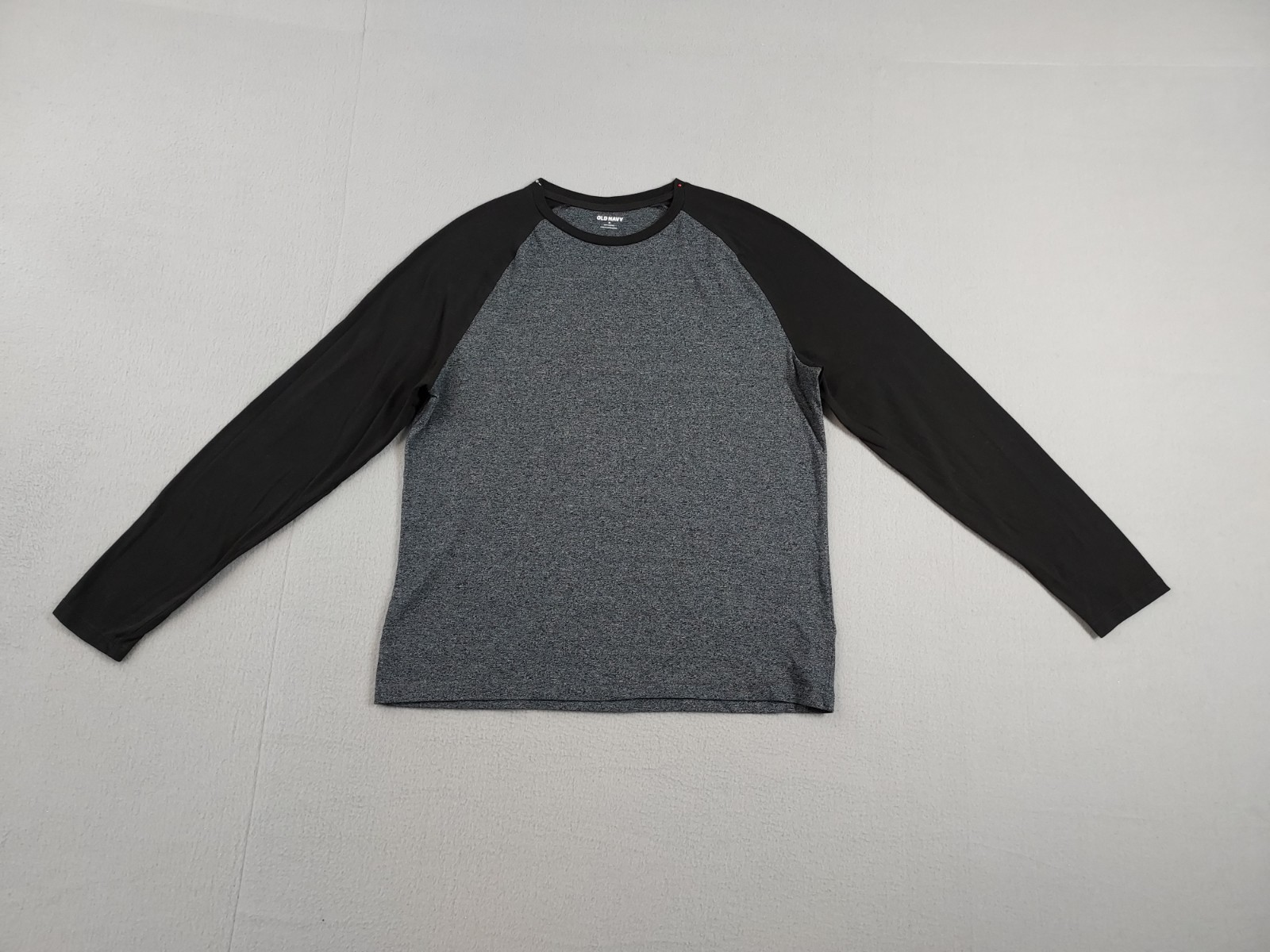 Old Navy Men Athletic Top M Black Gray Crew Neck Long Raglan Sleeve Logo Active