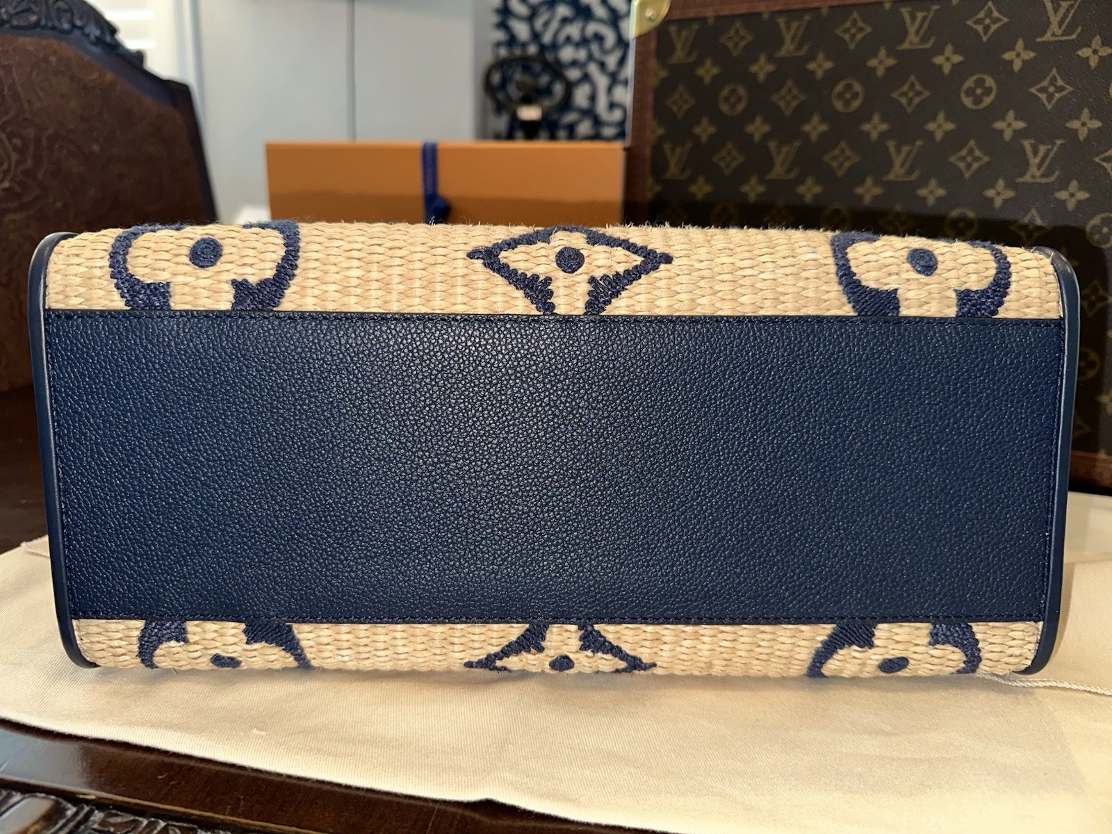 AUTHENTIC LOUIS VUITTON Monogram Raffia OnTheGo OTG MM Navy Blue Bag, M57723