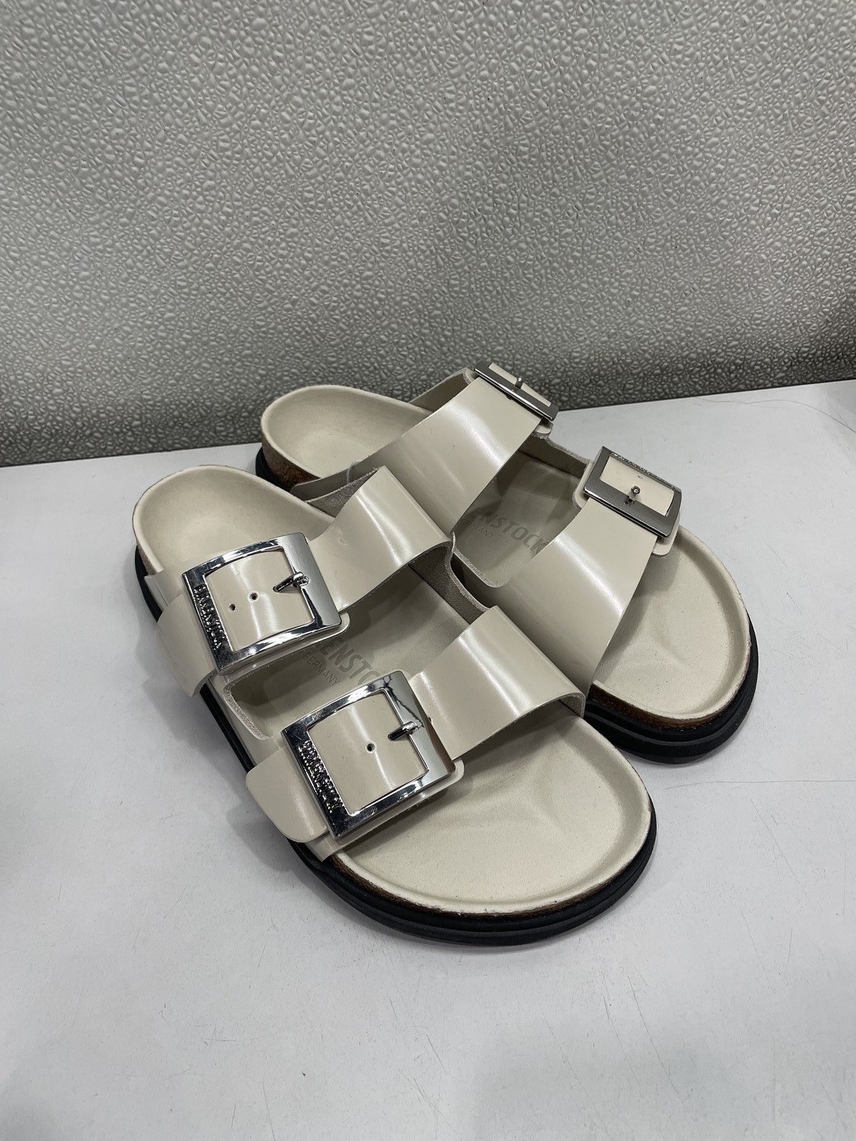 Birkenstock Arizona Droplet Buckle Natural Leather Patent Sandal Unisex W6, M4