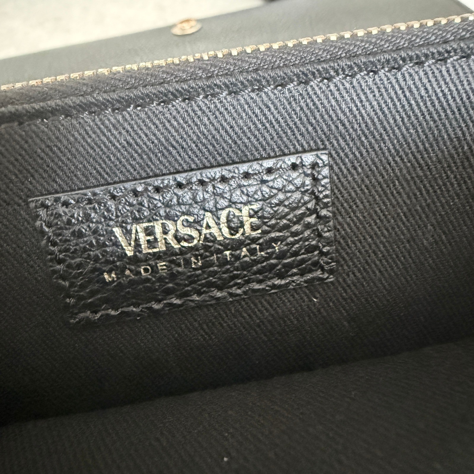 Versace Virtus Wallet on Chain Black Vitello Leather Bag 1006264 Nero-Oro
