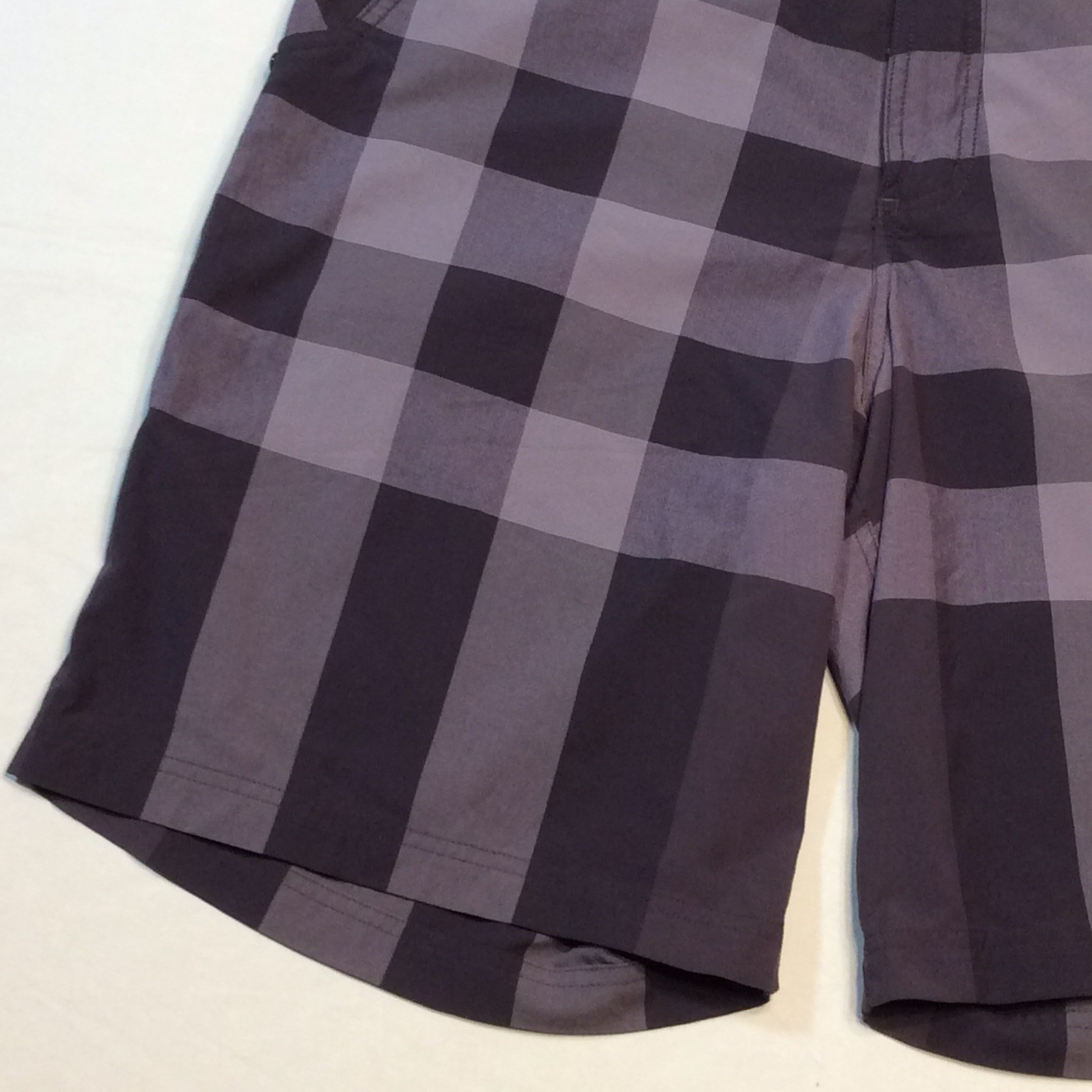 Lululemon Gray Black Plaid Flat Front Nylon/Span Kahuna? Casual Shorts Men’s 38