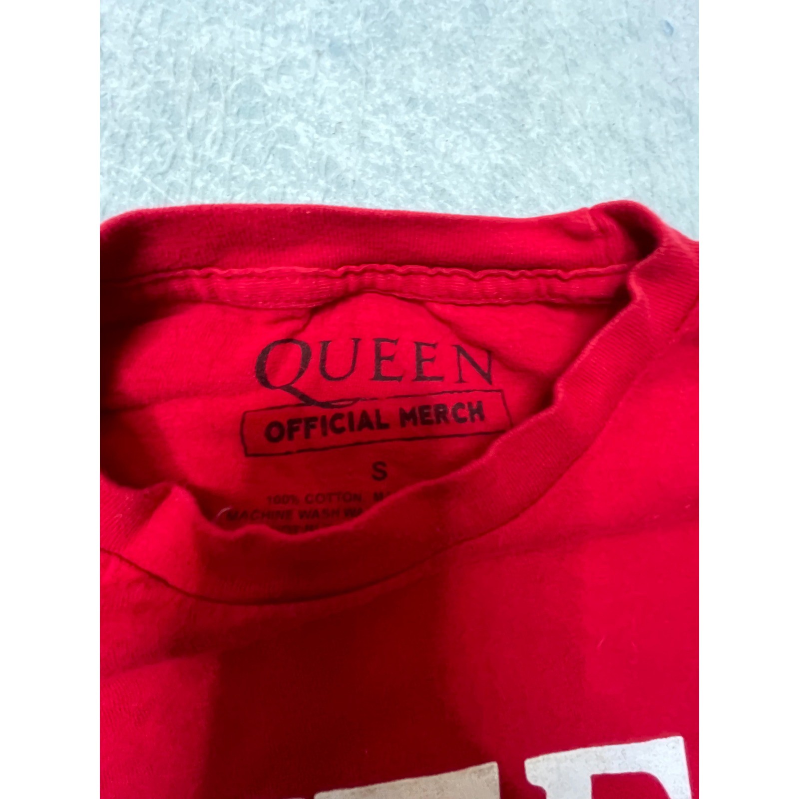 Queen Official Merch Another One Bites the Dust Red Graphic T-Shirt Mens Small