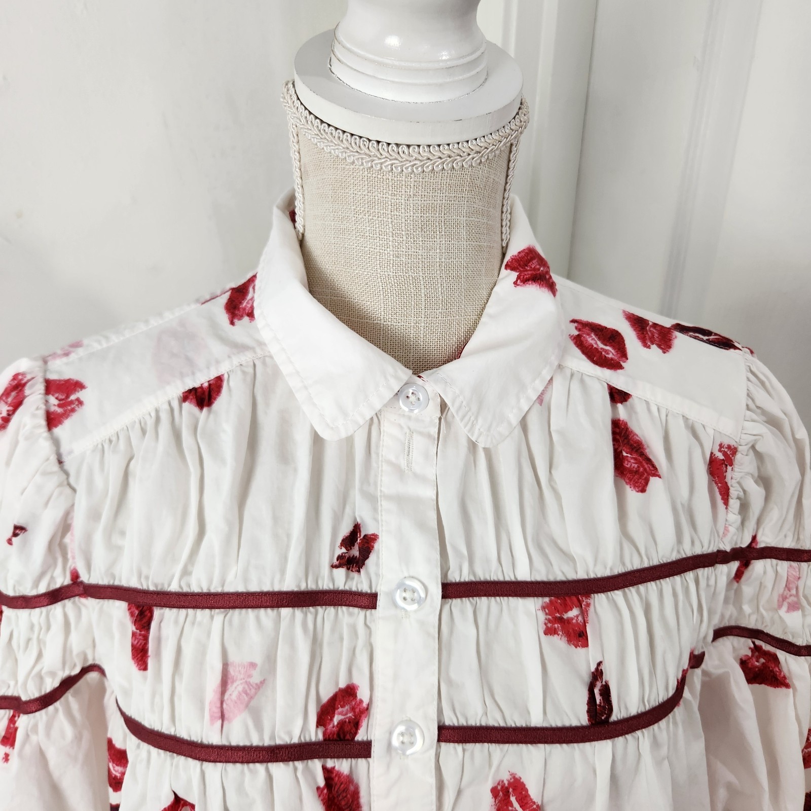 Maeve Top L Leandra Shirred Yoke Blouse Lipstick Kisses Novelty Valentines Day
