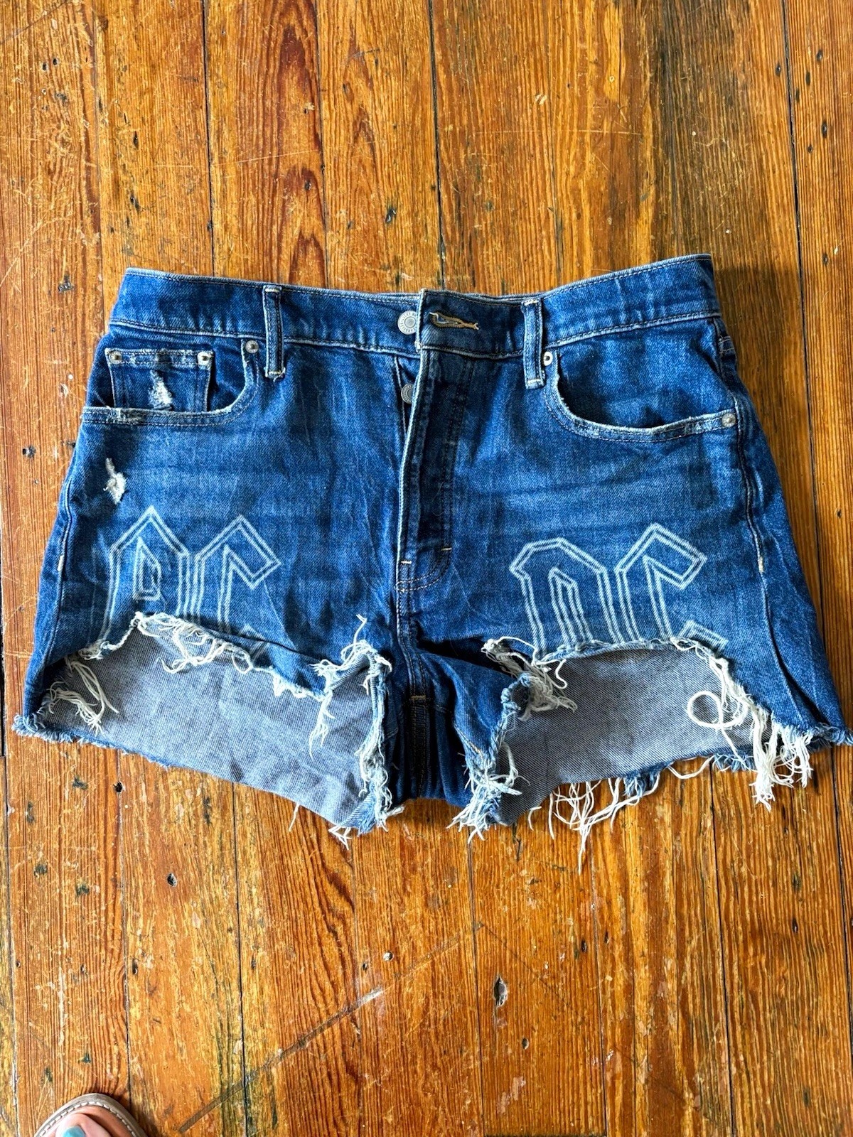 Lucky Brand Women’s Lucky Legend Mom Denim Shorts High Rise AC/DC Logo 8/29