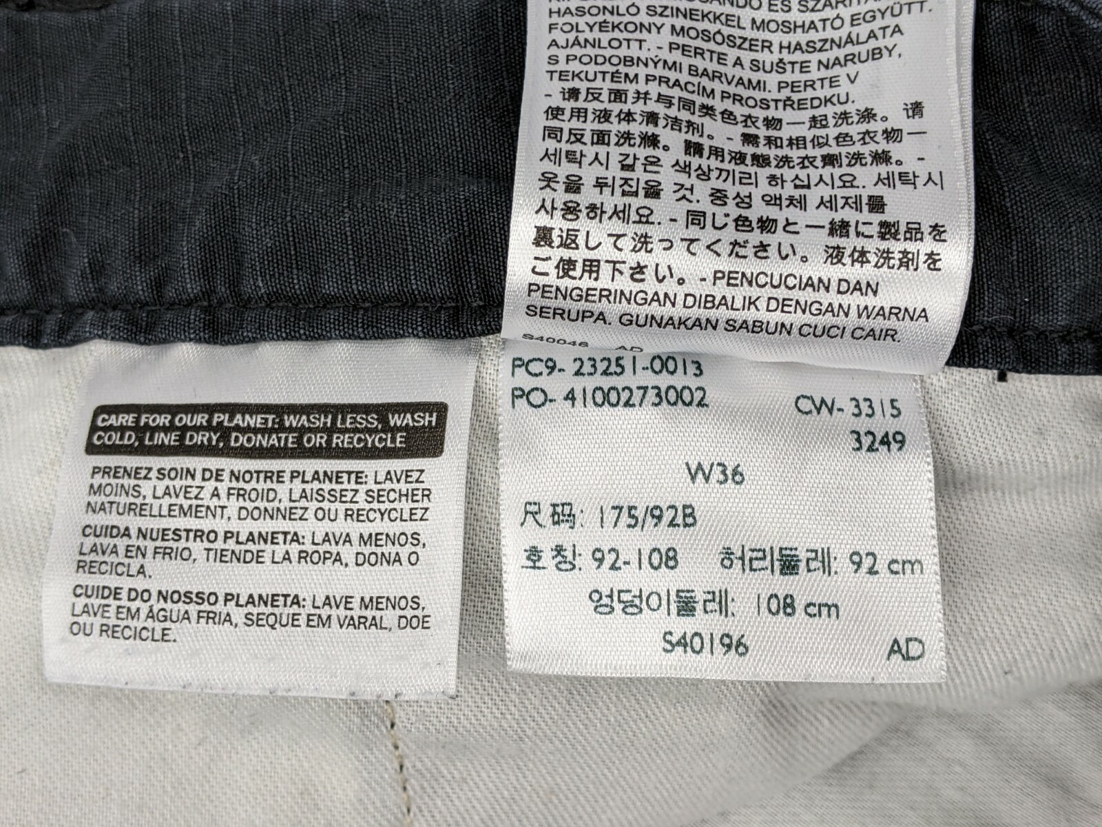 LEVI’S WHITE TAB BLACK REGUAR FIT CARGO SHORTS, MEN’S SIZE 36